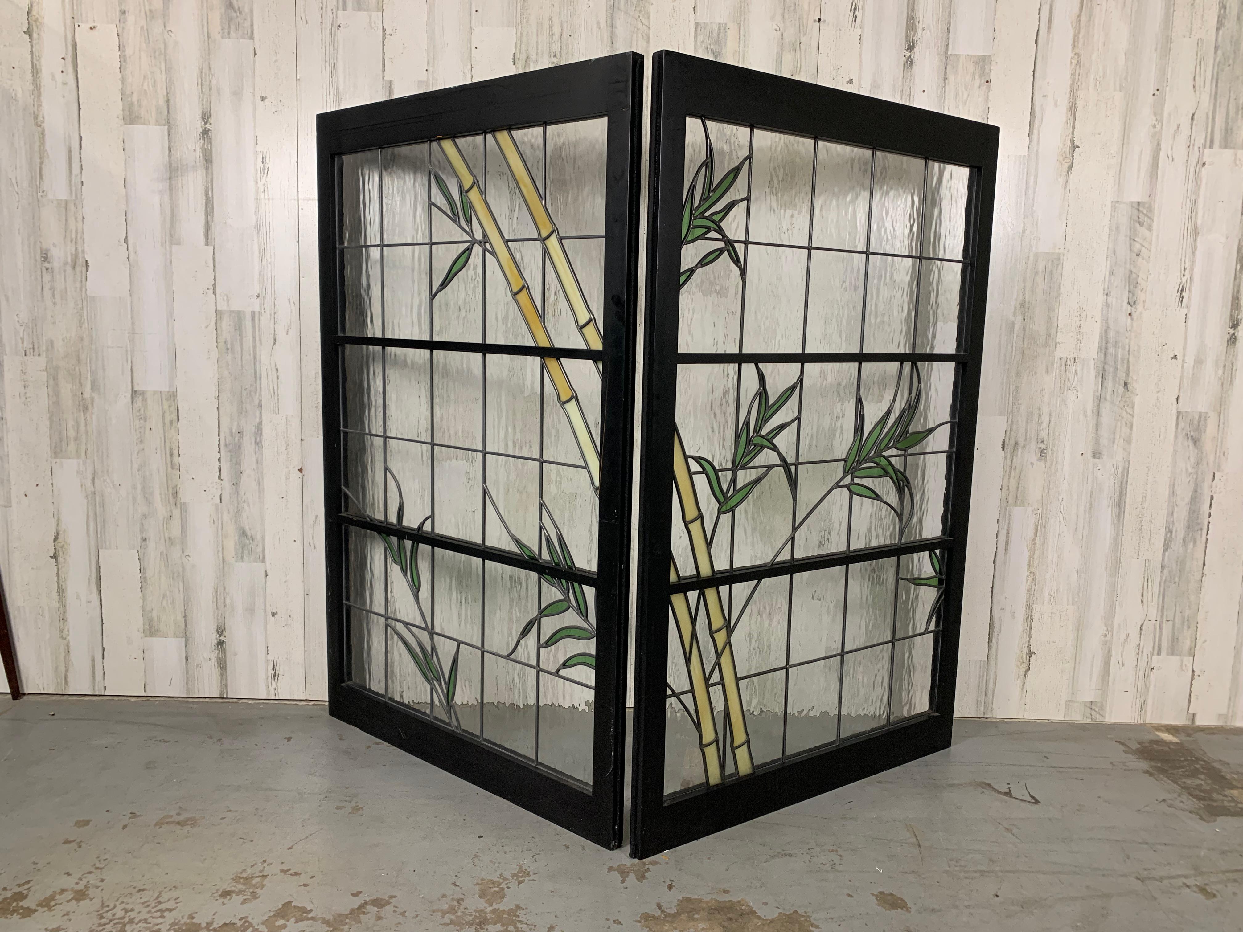 Pareja de ventanas de vidrio emplomado en marcos de madera Vidrio en venta