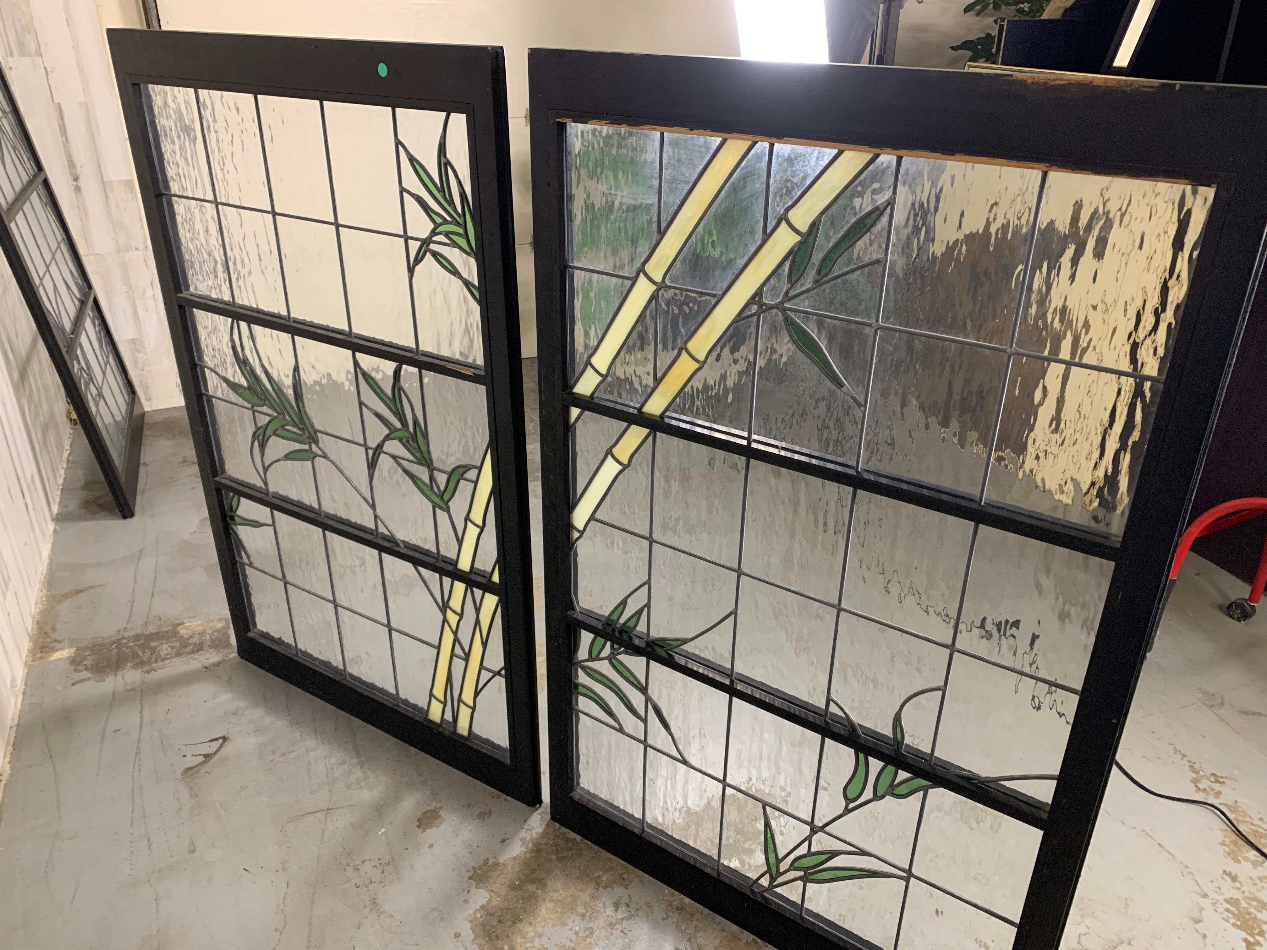 Pareja de ventanas de vidrio emplomado en marcos de madera en venta 1