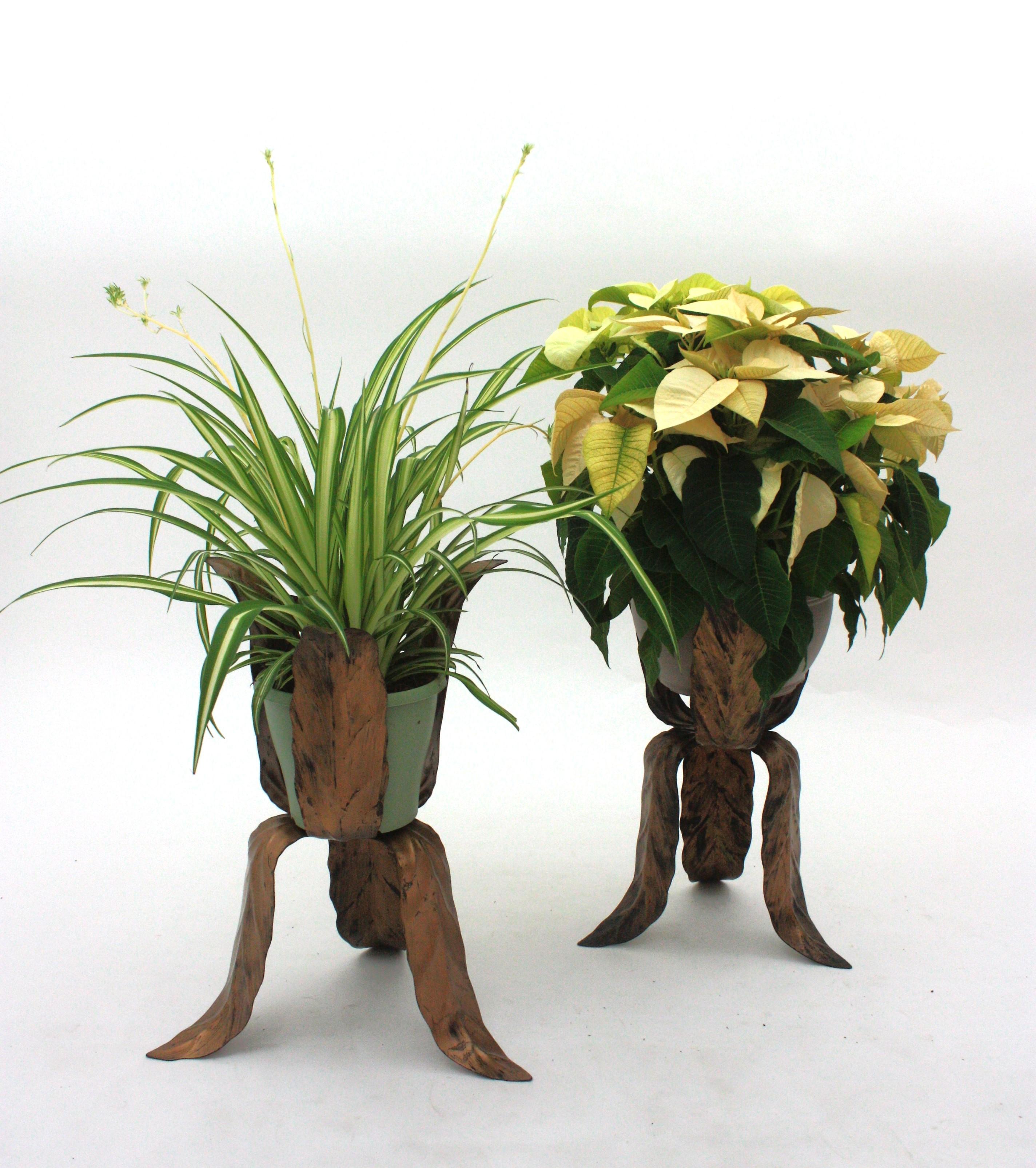 Pair of Leaf Design Tripod Planters in Gilt Patinated Metal  For Sale 4
