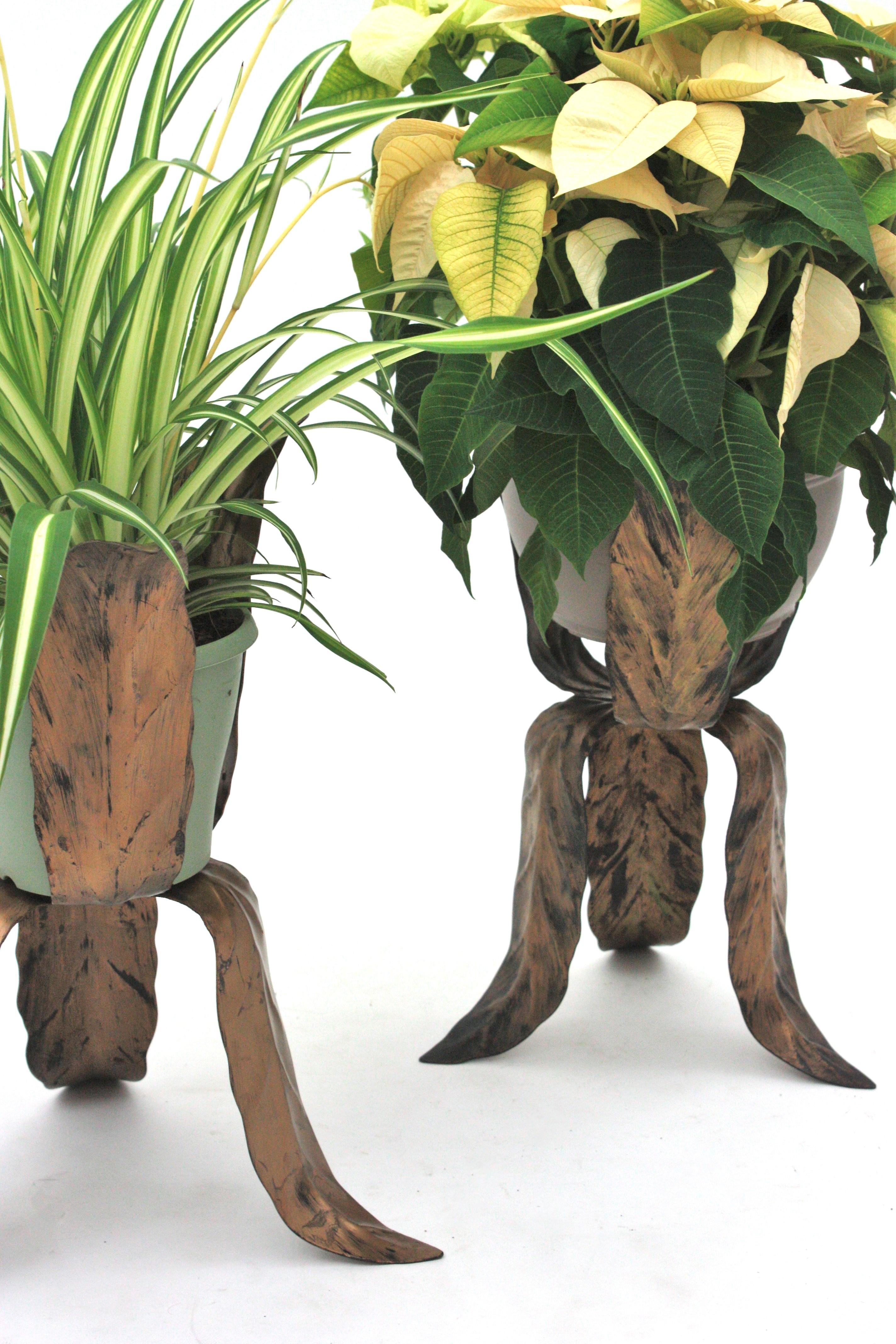 Pair of Leaf Design Tripod Planters in Gilt Patinated Metal  For Sale 5