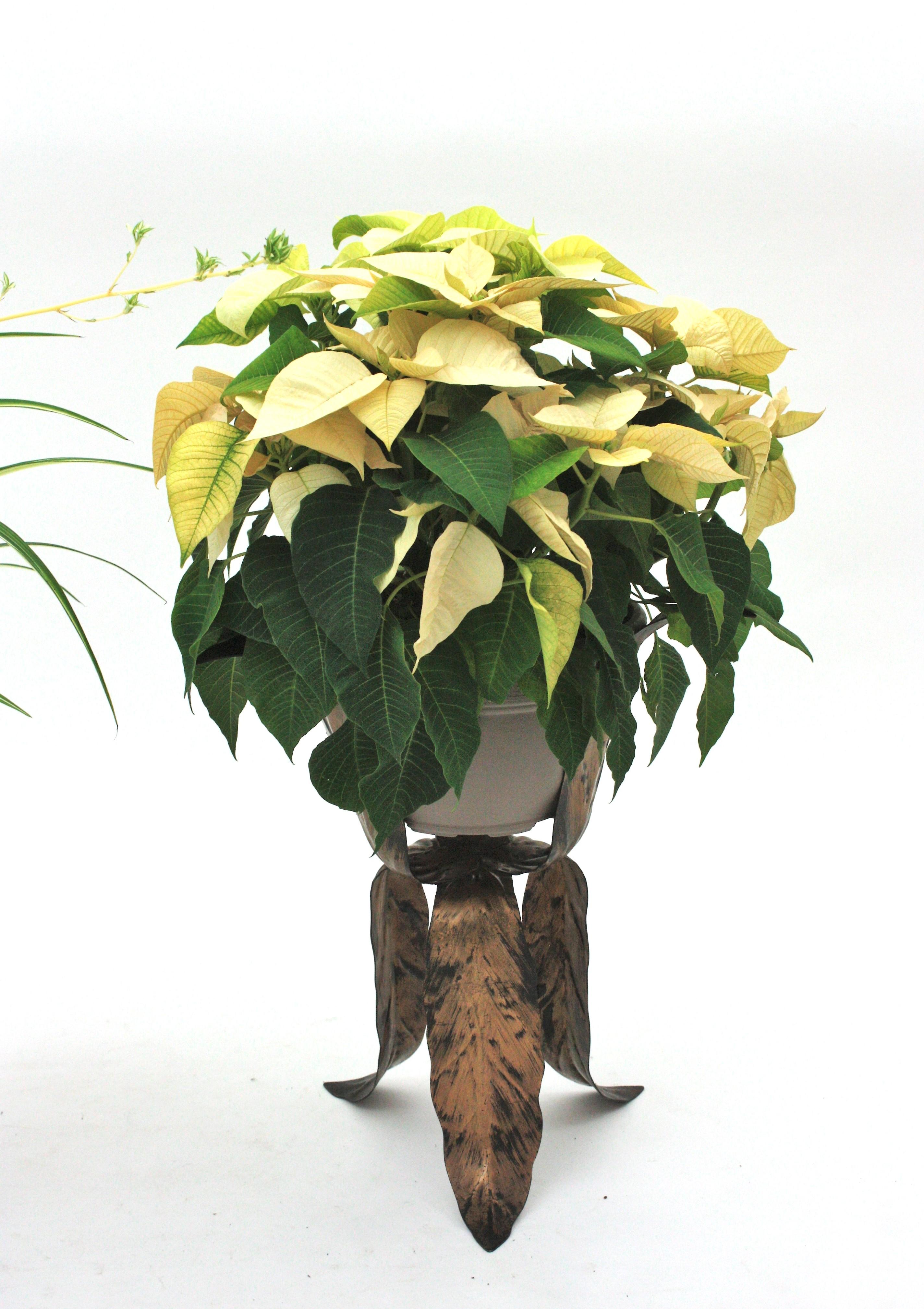 Spanish Pair of Leaf Design Tripod Planters in Gilt Patinated Metal  For Sale