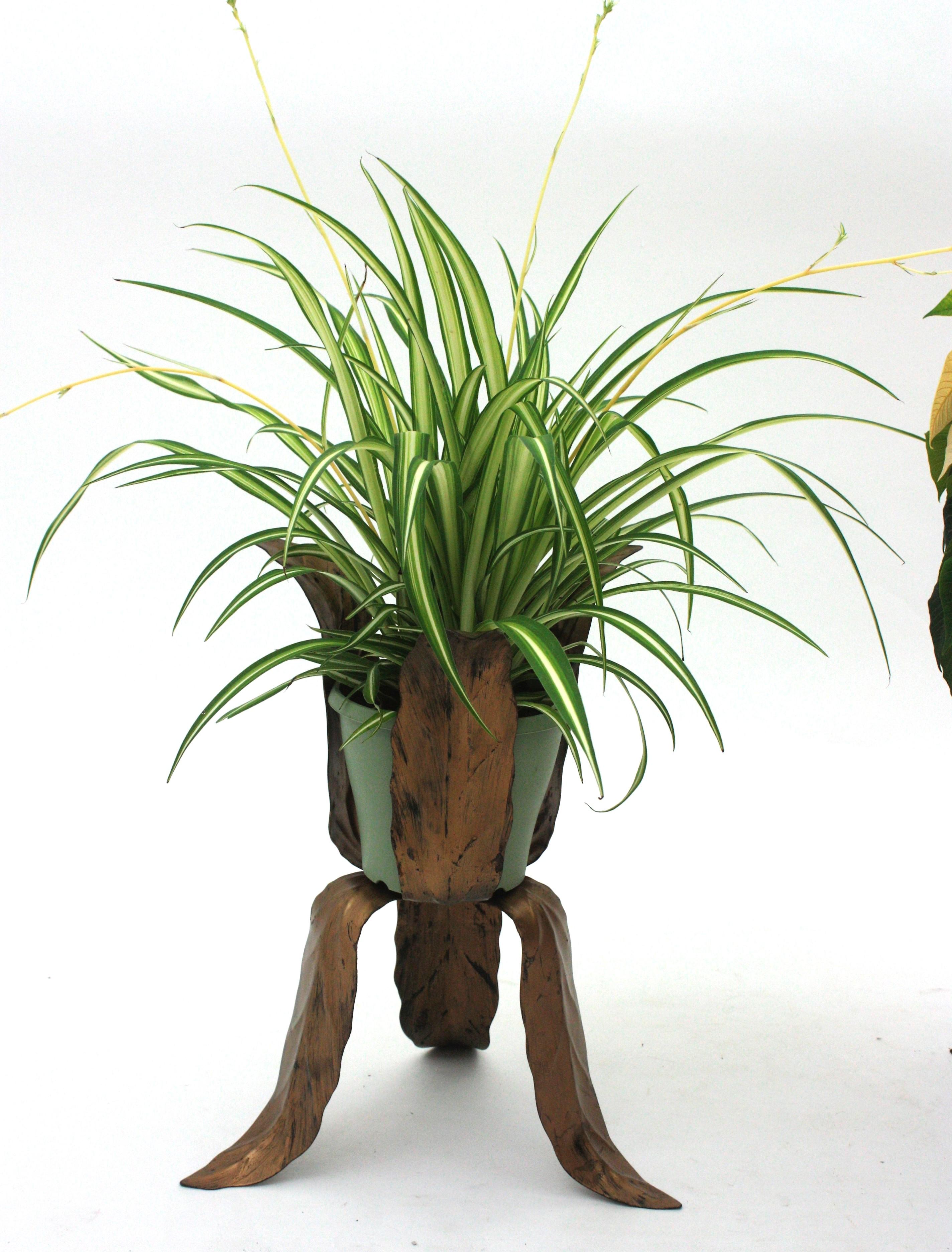 Pair of Leaf Design Tripod Planters in Gilt Patinated Metal  In Good Condition For Sale In Barcelona, ES