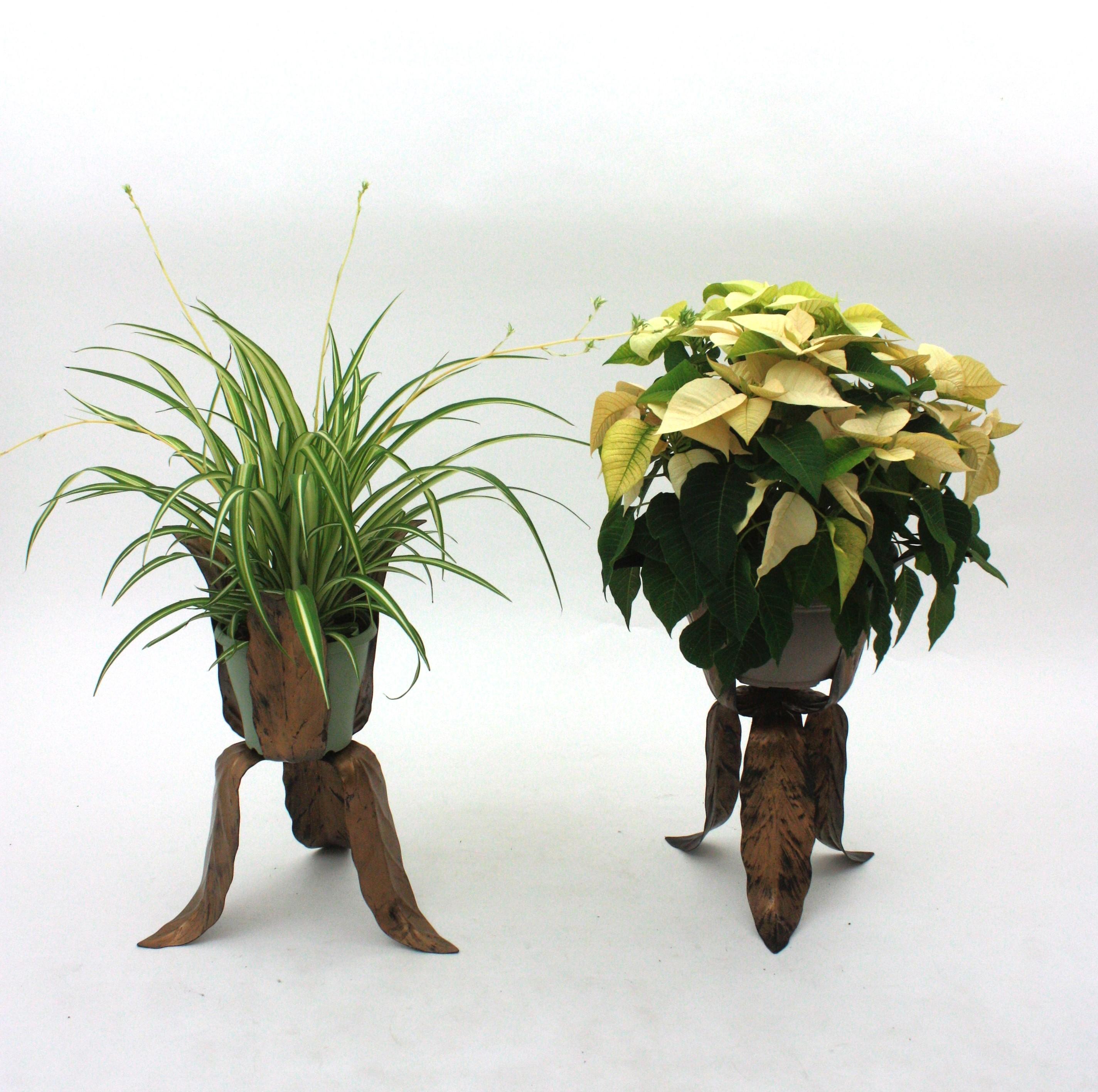 20th Century Pair of Leaf Design Tripod Planters in Gilt Patinated Metal  For Sale