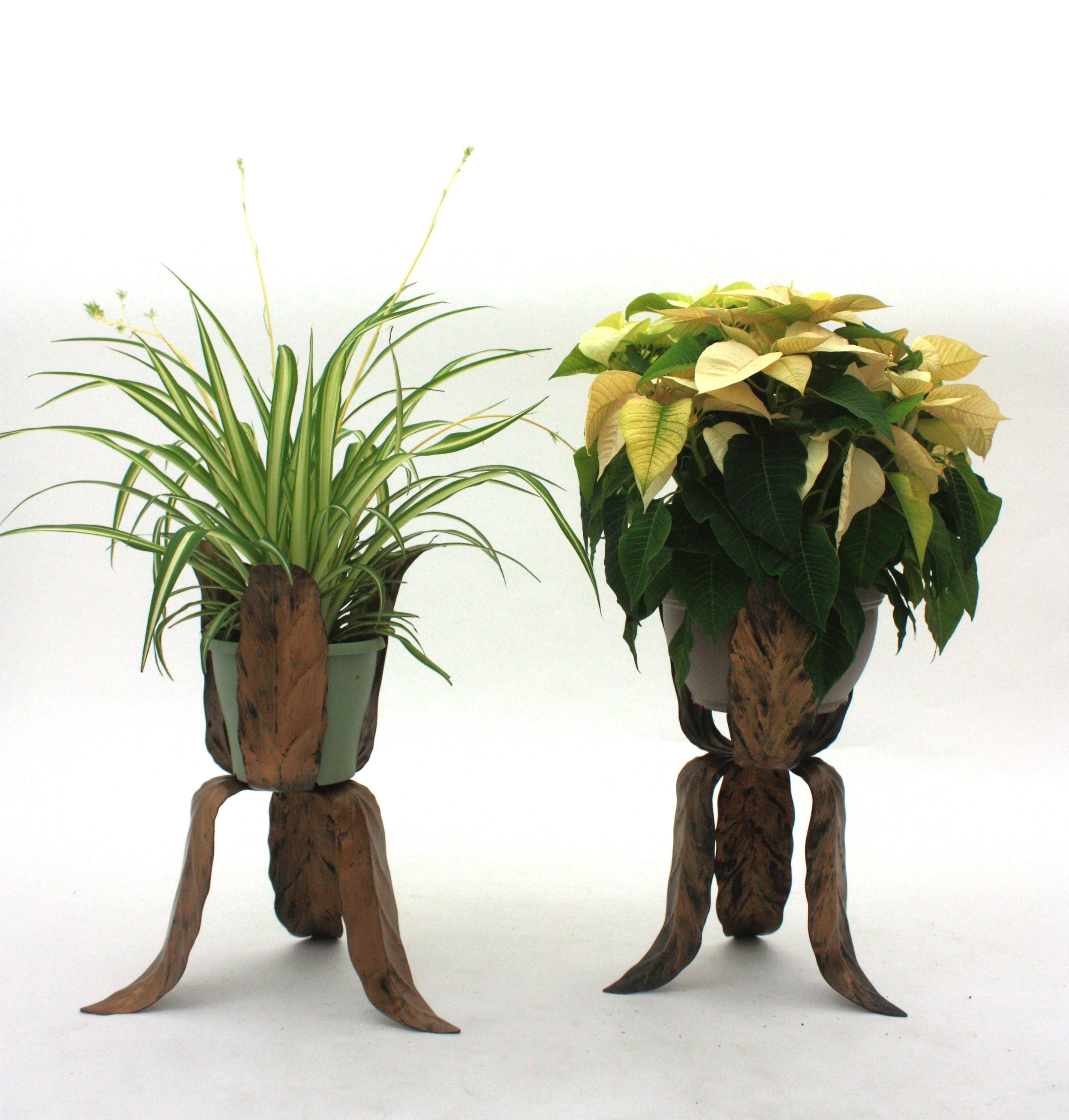 Pair of Leaf Design Tripod Planters in Gilt Patinated Metal  For Sale 2