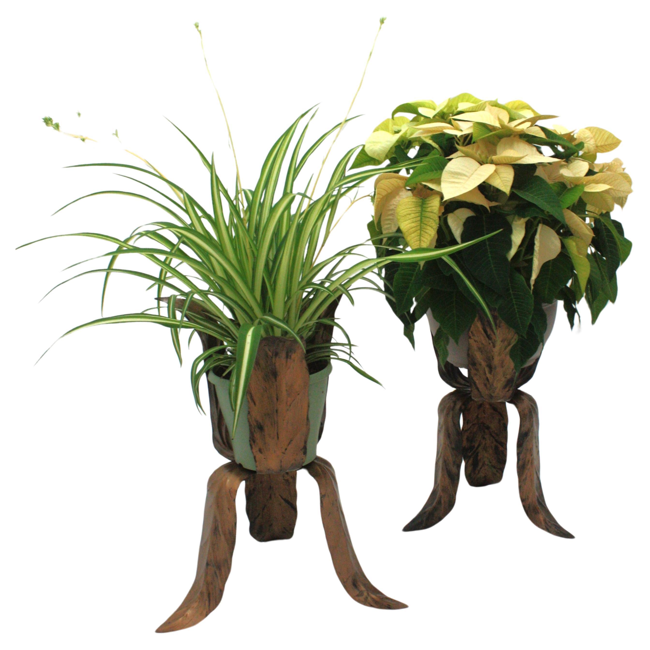 Zwei dreibeinige Pflanzenständer oder Jardinières aus vergoldetem, patiniertem Metall mit Blattdesign 