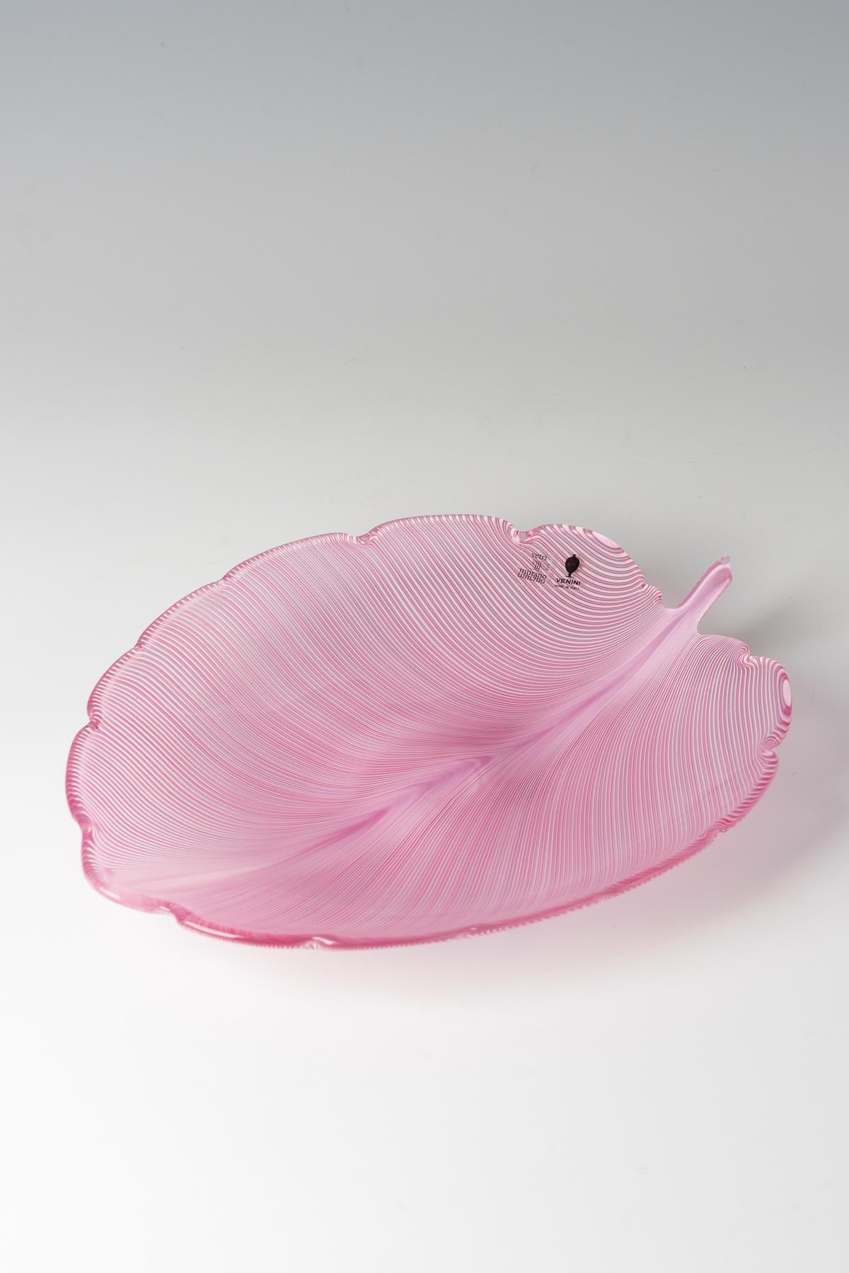 Pair of leaf dishes Venini & C., Murano, designed by Tyra Lundgren For Sale 3