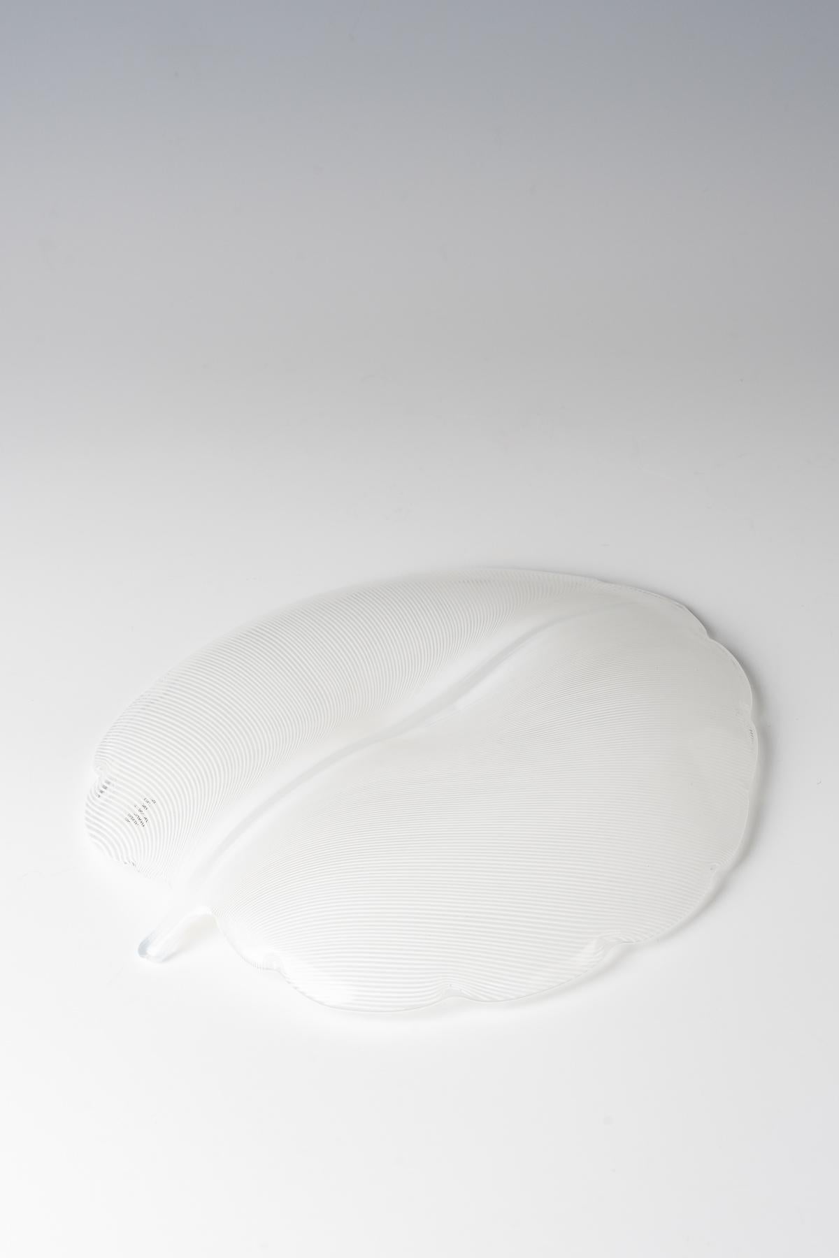 Pair of leaf dishes Venini & C., Murano, designed by Tyra Lundgren In Excellent Condition For Sale In Zurich, CH