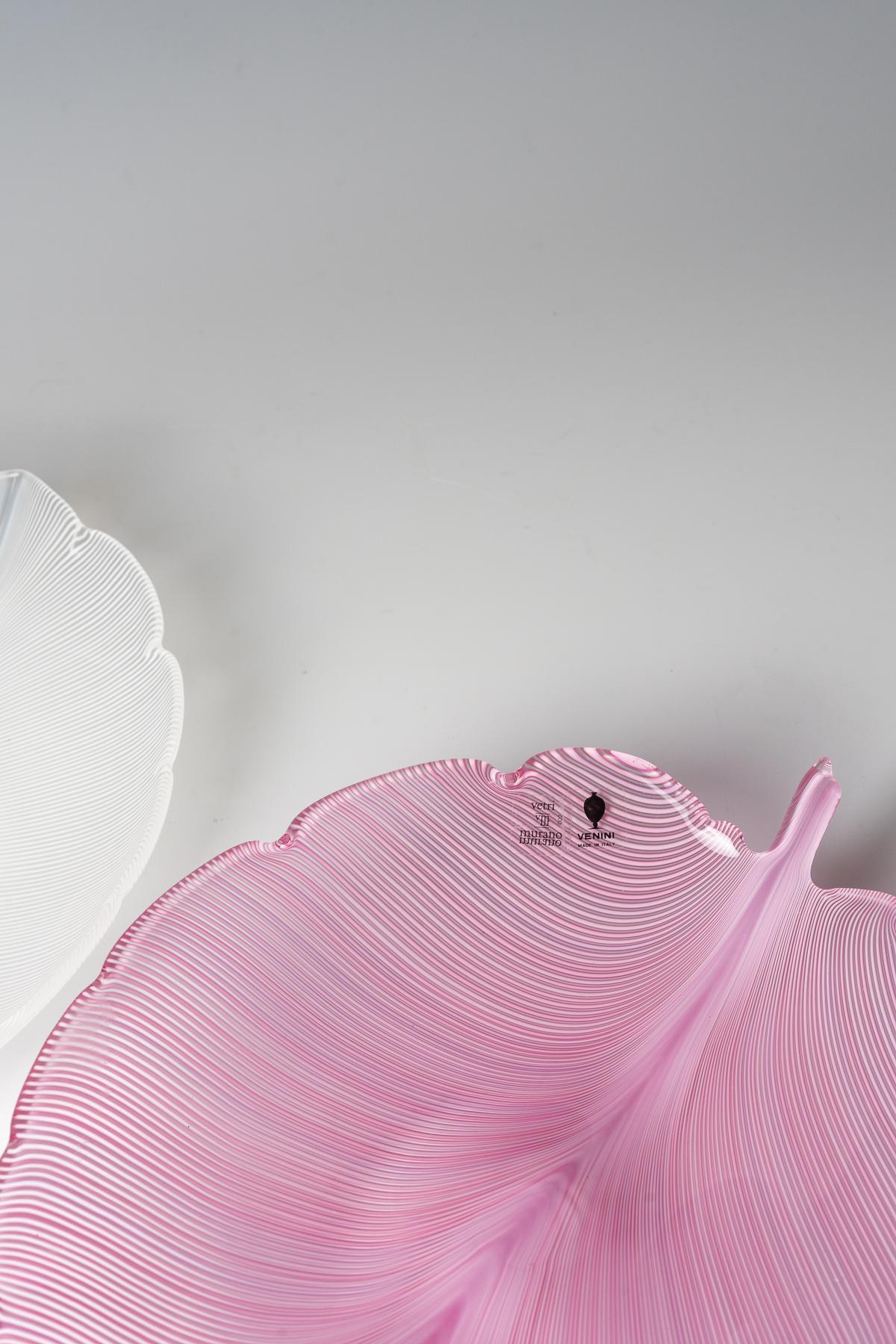 Murano Glass Pair of leaf dishes Venini & C., Murano, designed by Tyra Lundgren For Sale