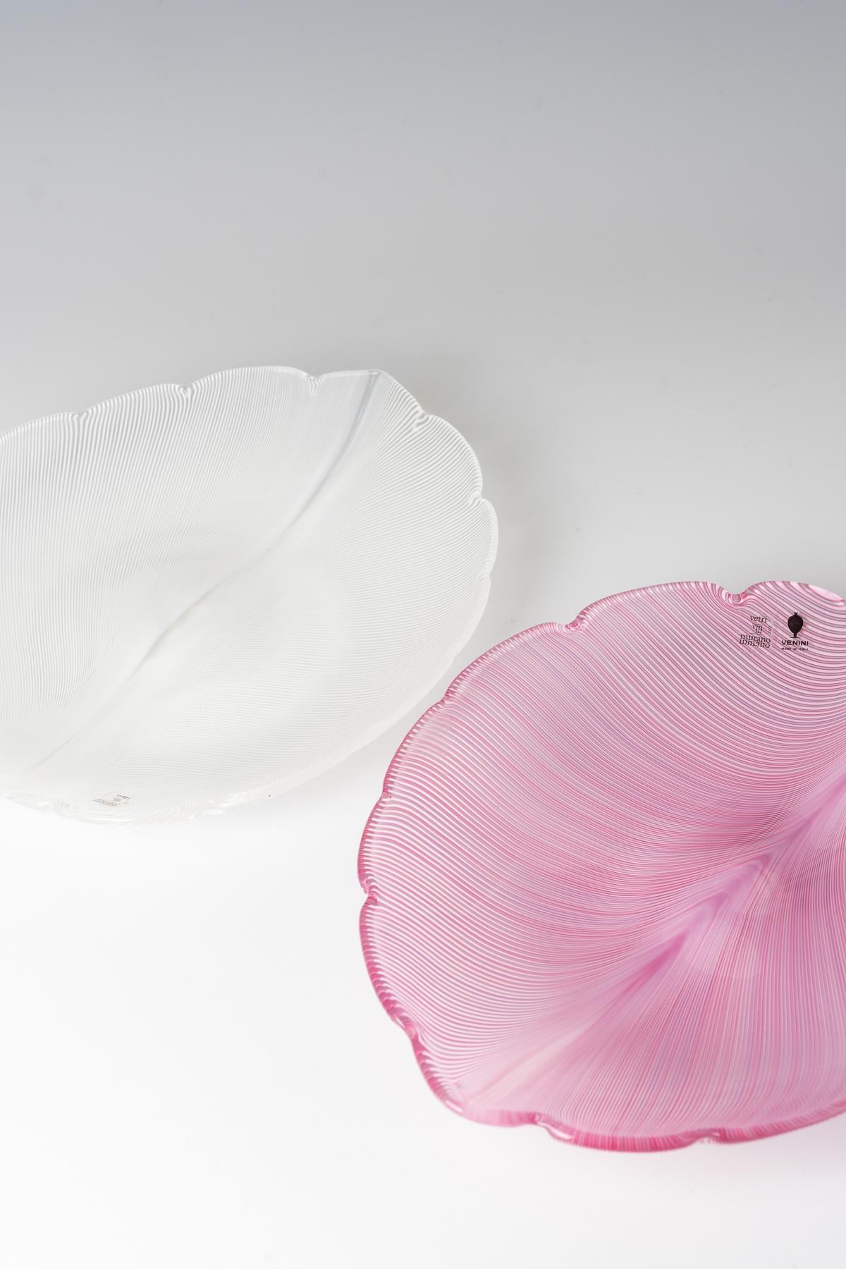 Pair of leaf dishes Venini & C., Murano, designed by Tyra Lundgren For Sale 1