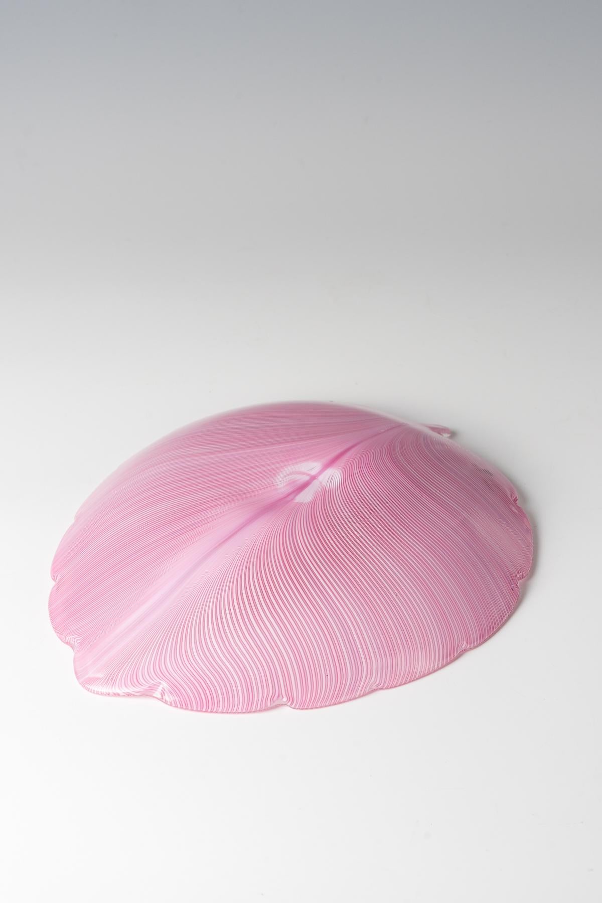 Pair of leaf dishes Venini & C., Murano, designed by Tyra Lundgren For Sale 2