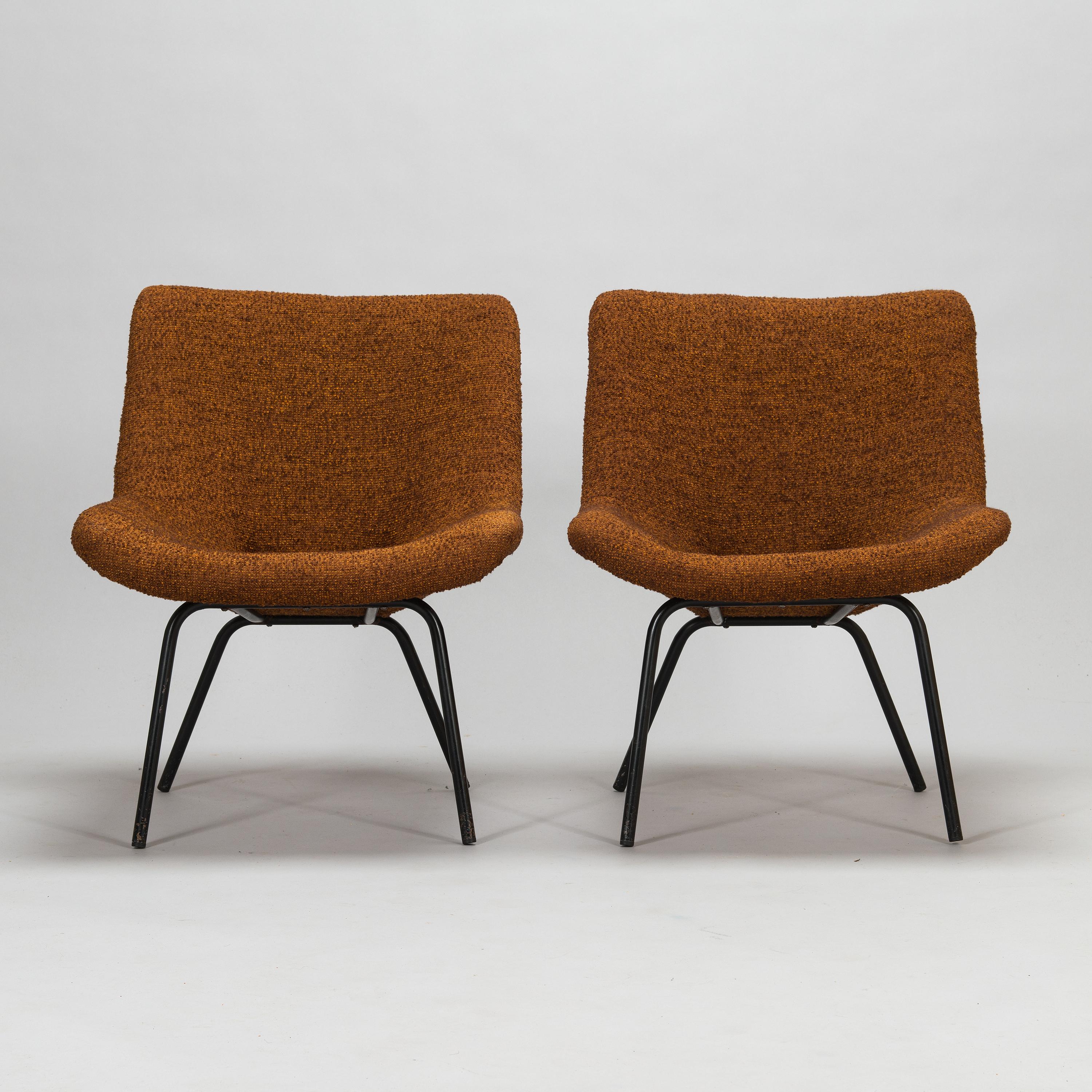 Rare pair of Scandinavian modern easy chairs, model “Lehti” (leaf) designed by Carl Gustaf Hiort af Ornäs.
Manufactured by Puunveisto Oy - Träsnideri in Finland during the 1950s.
Black lacquered tubular steel base.