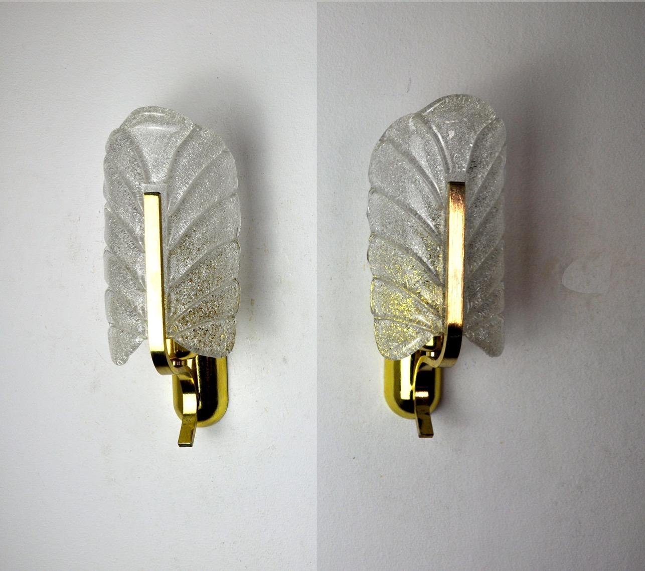 Coppia di appliques di Carl Fagerlund per Lyfa risalenti agli anni '70. Le applique sono composte da una struttura in metallo dorato e da un vetro smerigliato a forma di foglia. La luce diffusa è morbida e armoniosa, perfetta per illuminare i tuoi