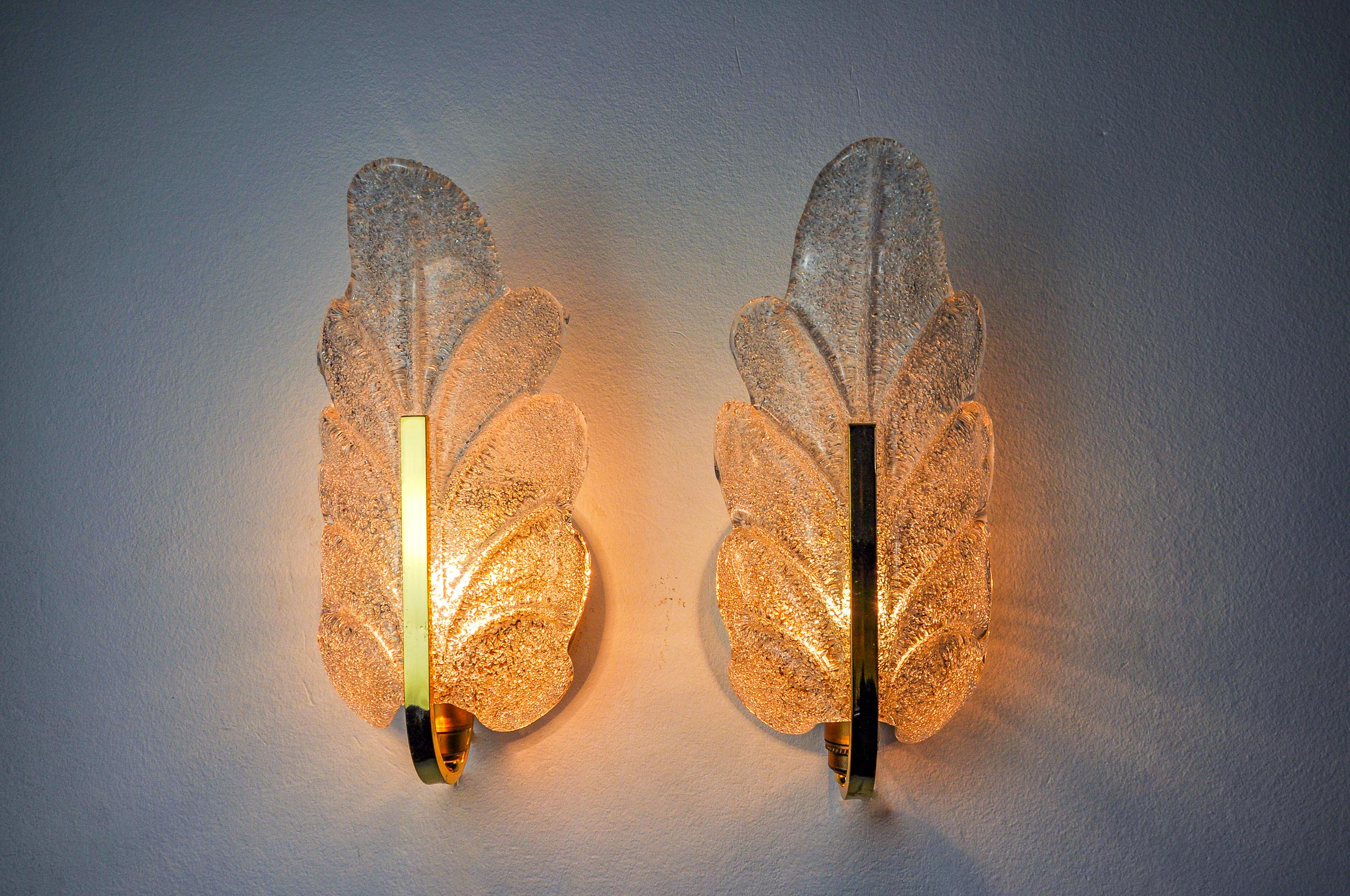 Magnífico par de apliques de Carl Fagerlund para Lyfa de los años 70. Estructura de metal dorado y cristal esmerilado en forma de hoja. La luz difusa es suave y armoniosa, perfecta para iluminar tu interior. Cristales en perfecto estado, se ha
