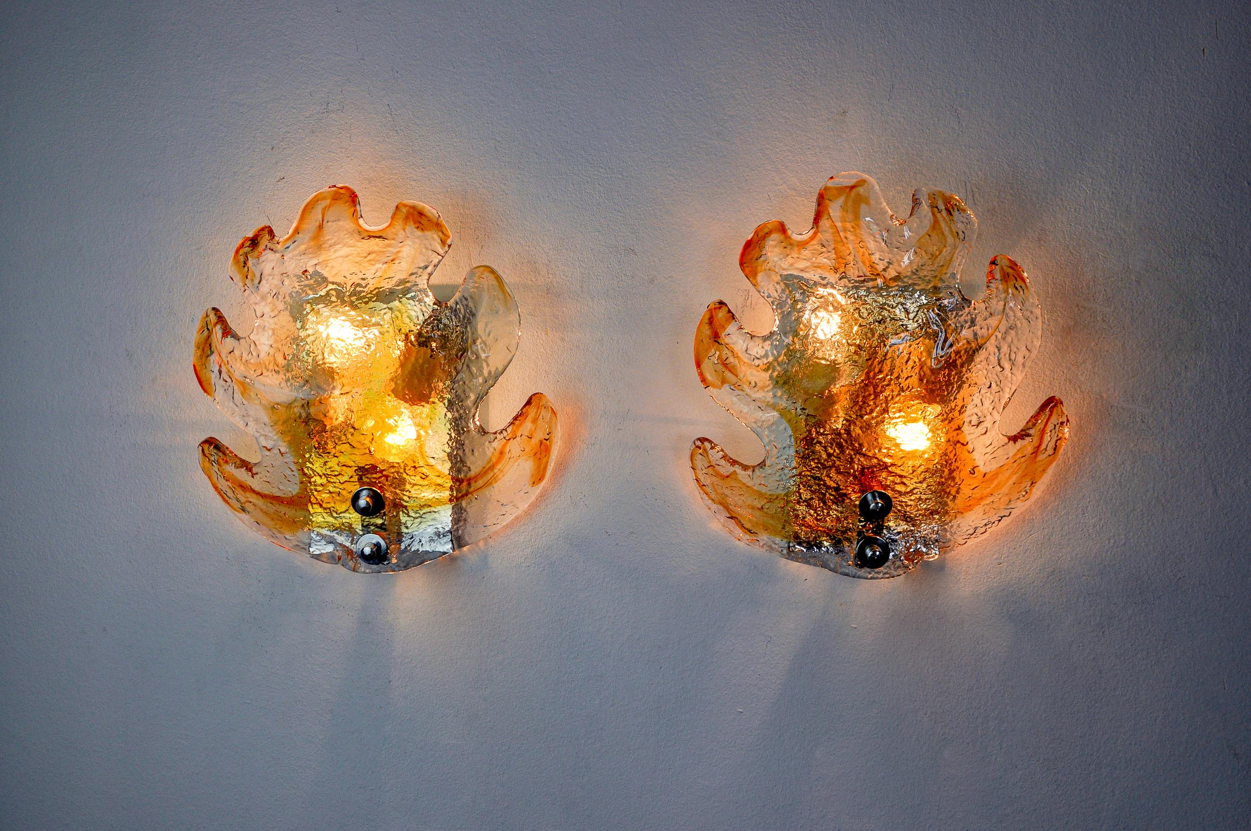 Bellissima e grande coppia di appliques floreali mazzega disegnate e prodotte in Italia negli anni '70. Questa coppia di applique è composta da una lastra di vetro di Murano smerigliato arancione sostenuta da una struttura in metallo cromato. Un