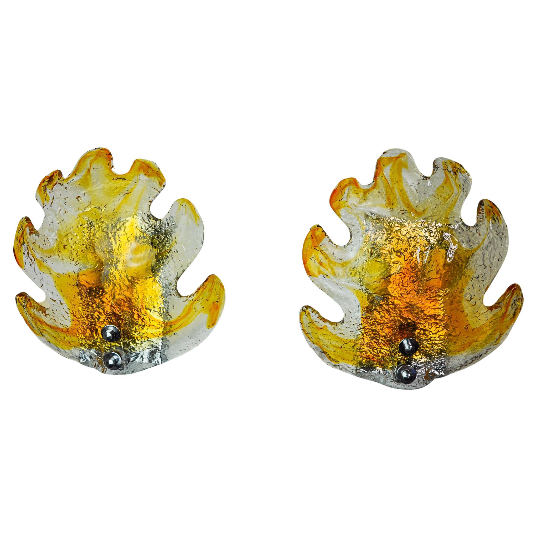 Coppia di appliques "a foglia" di Mazzega Murano in vetro satinato arancione Italia 1970 in vendita
