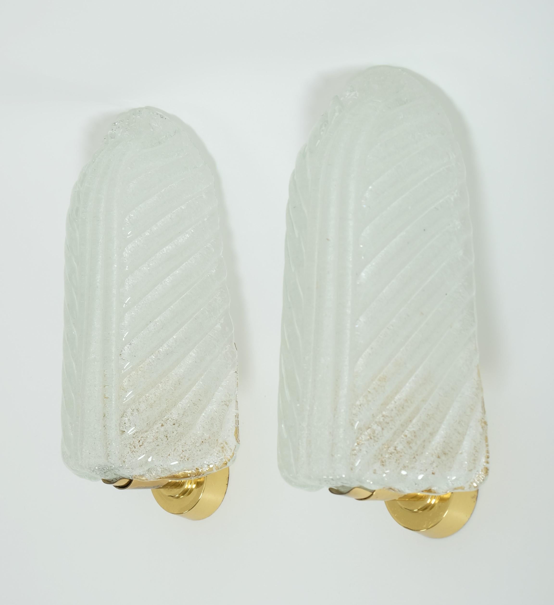 Pareja de apliques de hoja en cristal de Murano y latón de Barovier & Toso, Italia años 60.

Preciosos apliques de mediados de siglo con una pantalla de cristal helado de Murano texturizado y apliques de latón.

Las lámparas están en muy buen