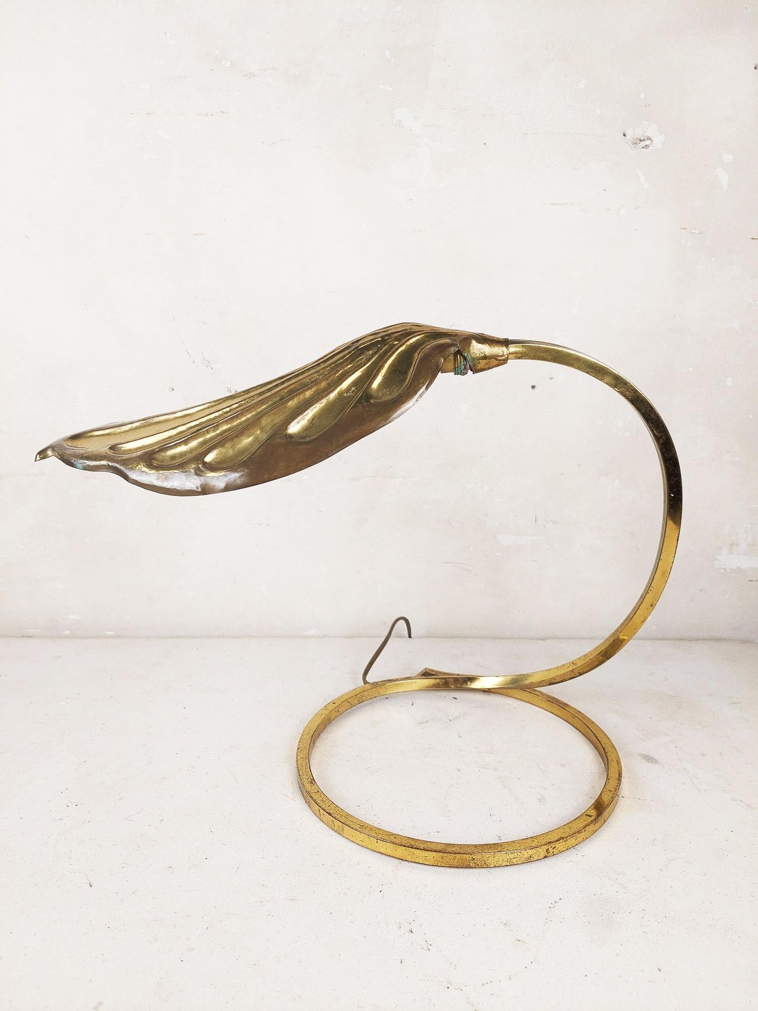 Mid-Century Modern Pair of Leaf-Shaped Brass Table Lamps by Tommaso Barbi For Sale