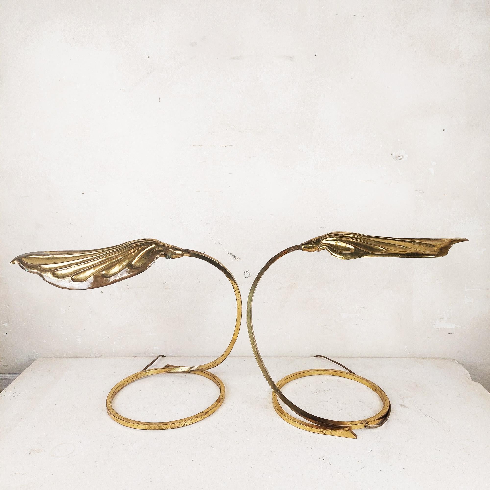 Mid-20th Century Pair of Leaf-Shaped Brass Table Lamps by Tommaso Barbi For Sale