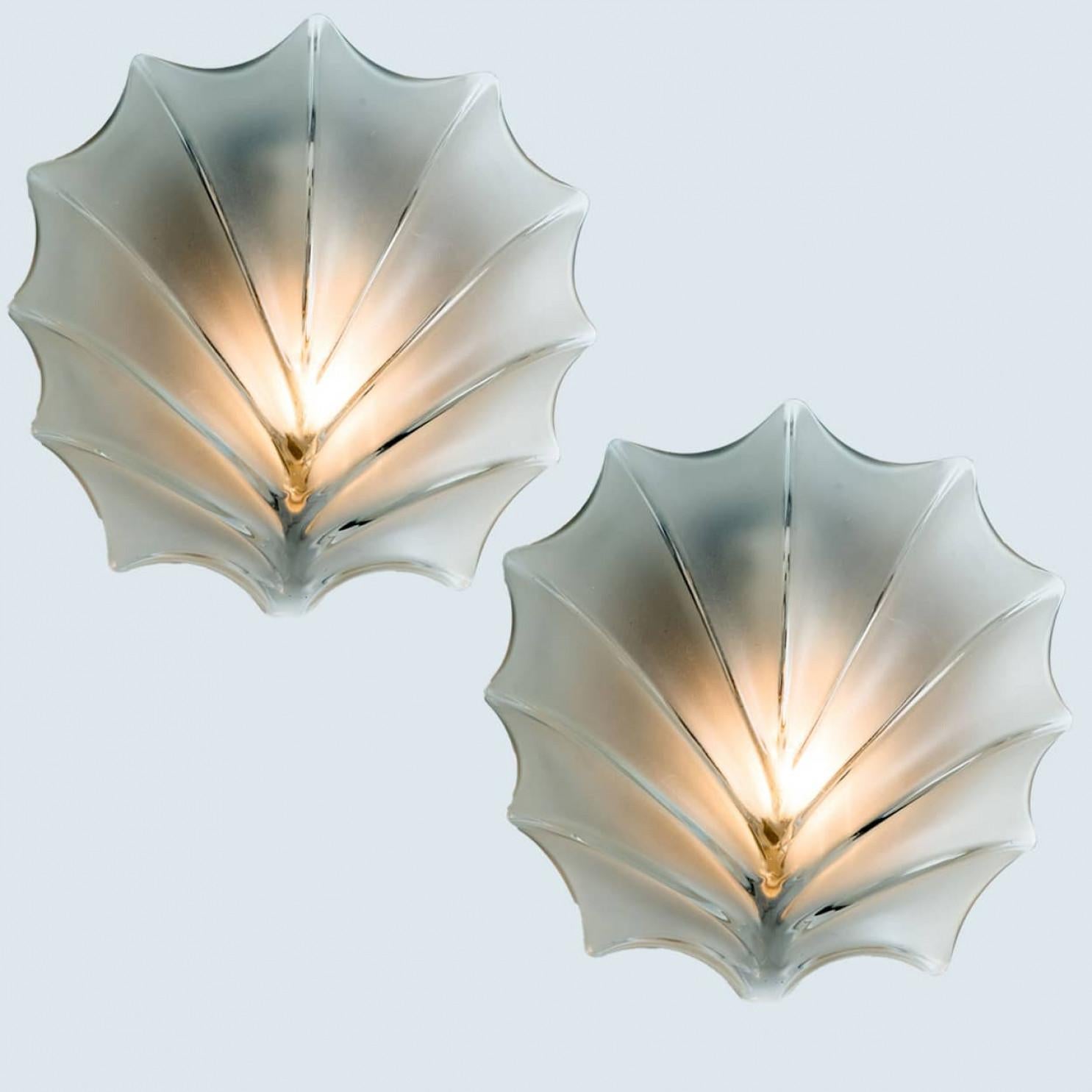 Coppia di applique a forma di foglia in vetro testurizzato con dettagli in argento. Prodotto da in Germania negli anni '70. (inizio anni '70).

Ottima fattura. Design minimale, geometrico e dalle forme semplici. Si prega di notare che il prezzo si