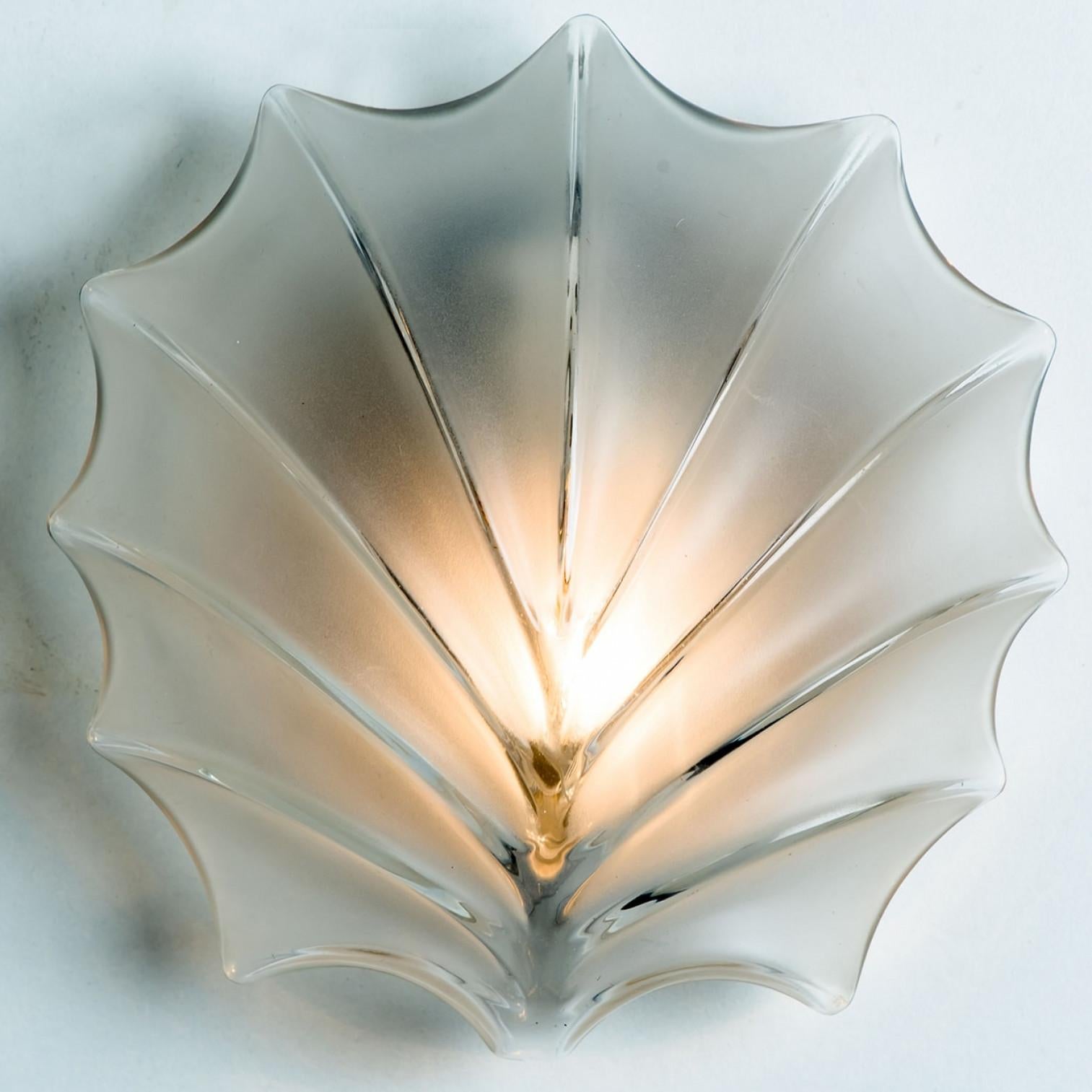 Mid-Century moderno Coppia di applique in vetro a forma di foglia, Germania 1960 in vendita