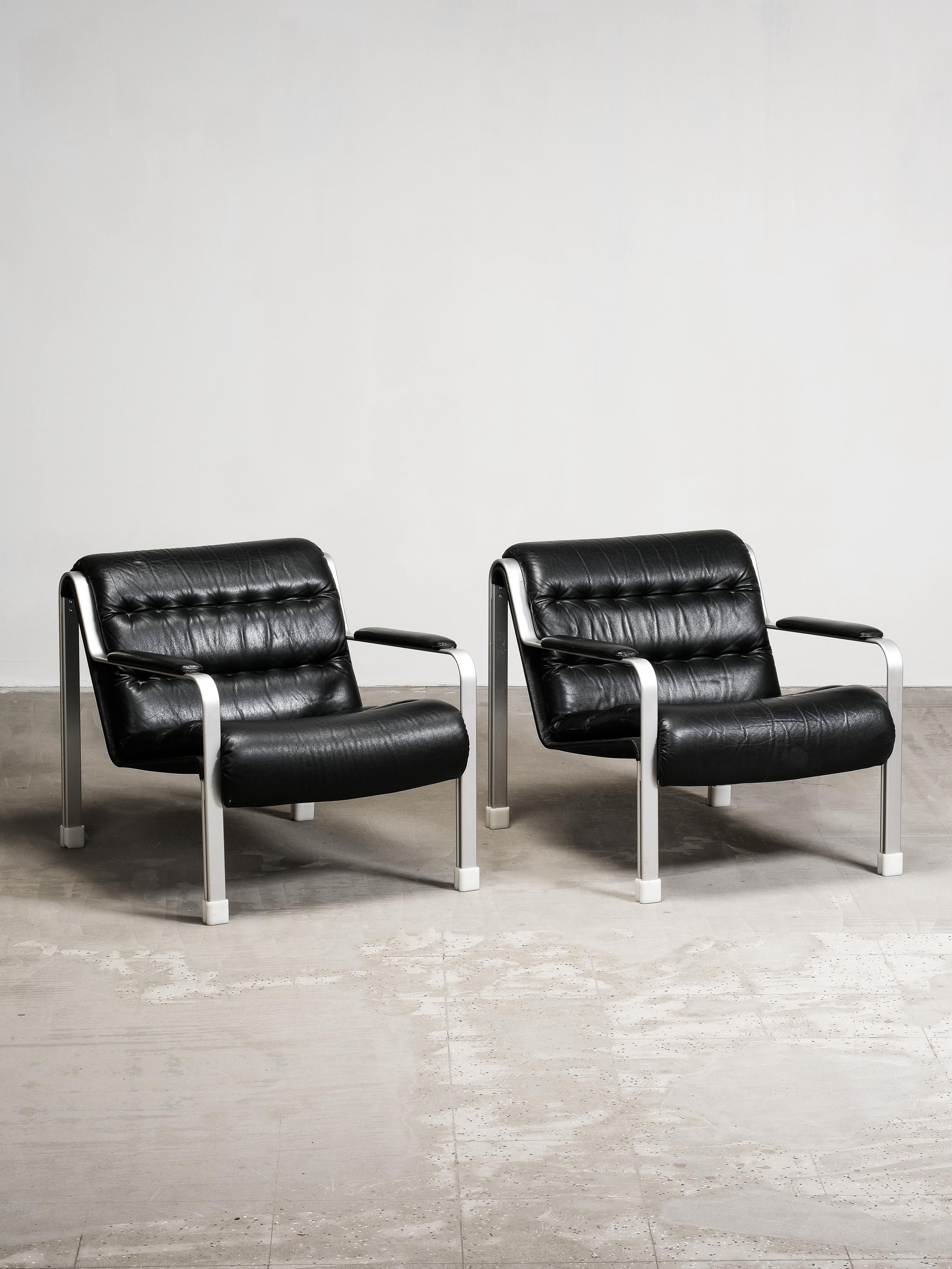 Paire de chaises longues en cuir et aluminium, Suède, années 1970 en vente 3