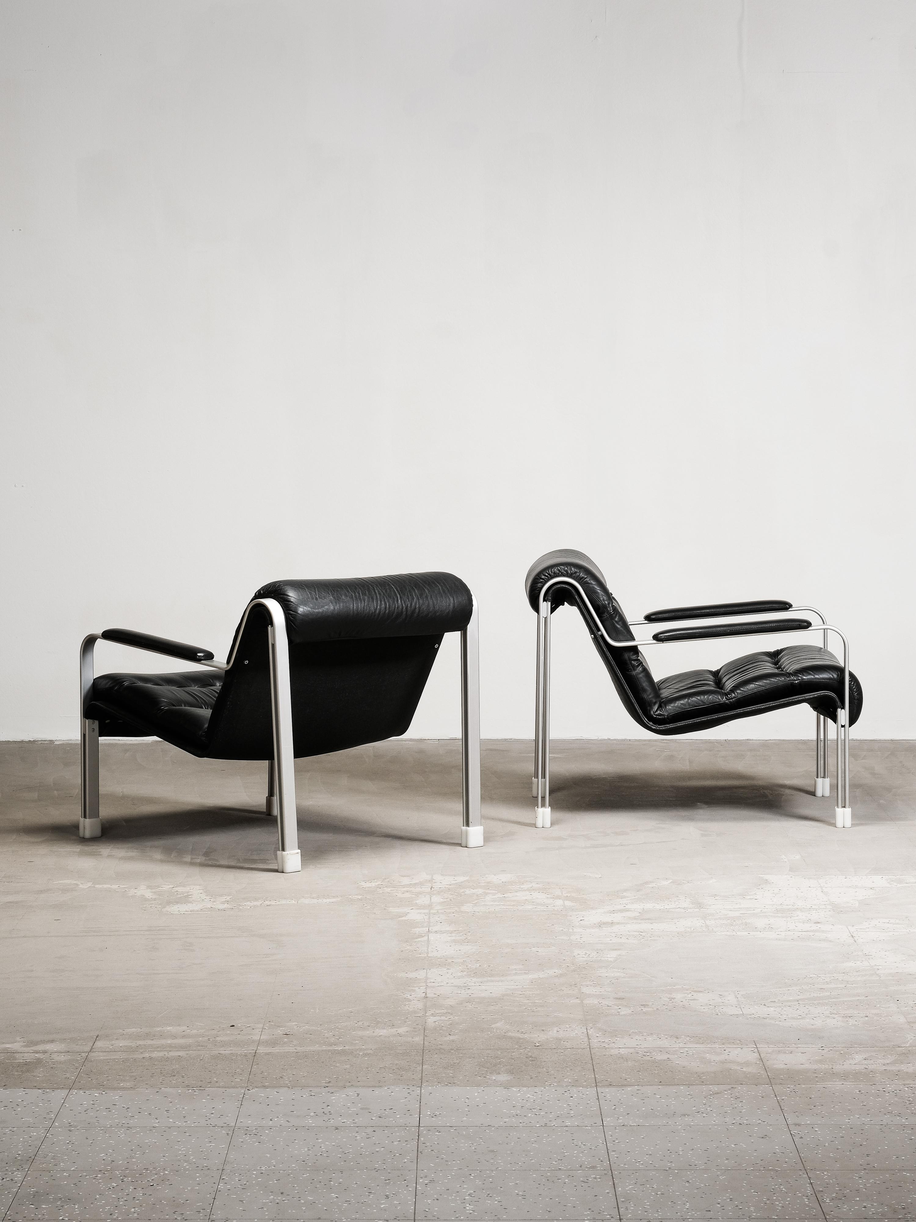 Paire de chaises longues en cuir et aluminium, Suède, années 1970 en vente 4