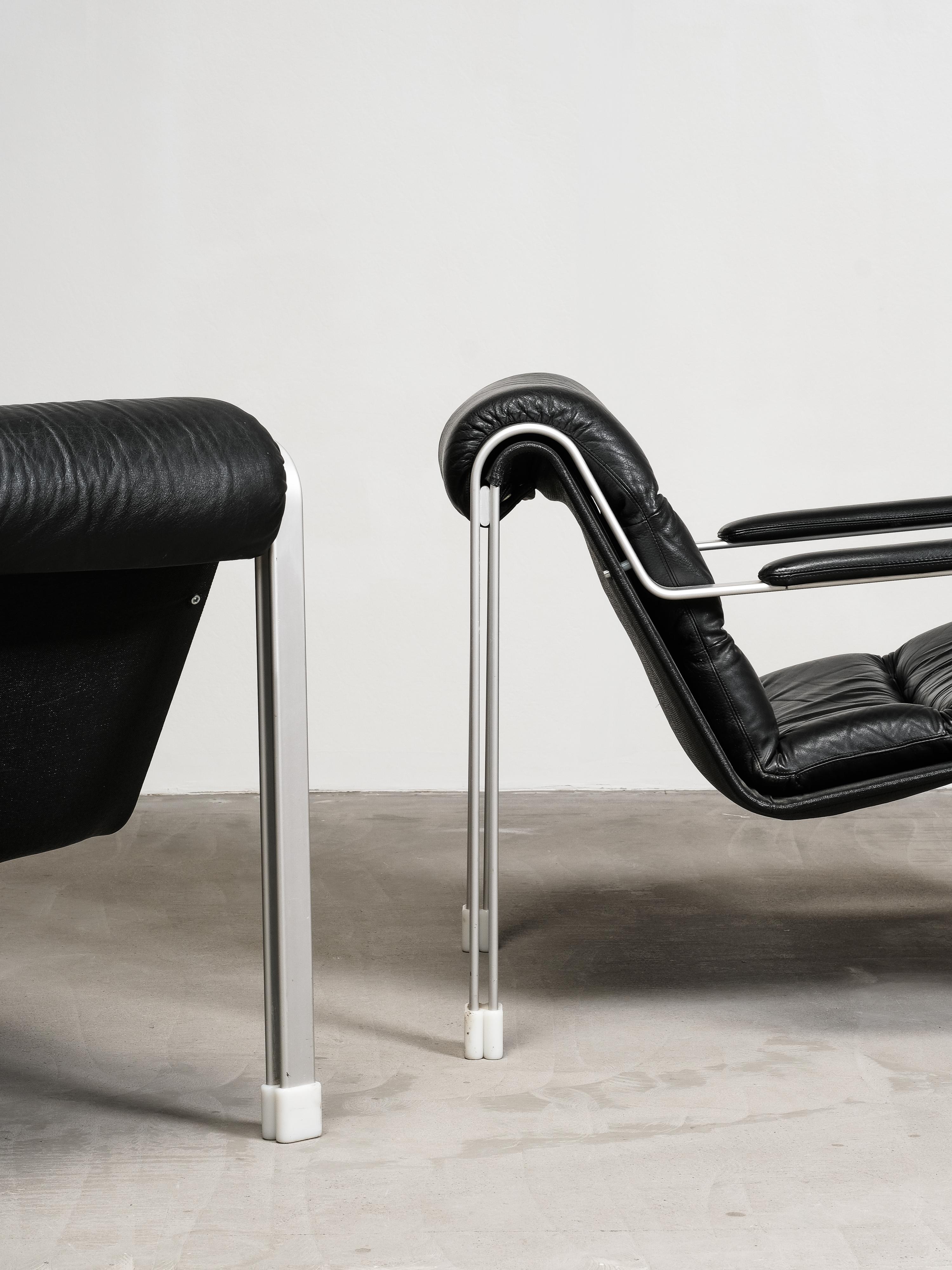Paire de chaises longues en cuir et aluminium, Suède, années 1970 en vente 5