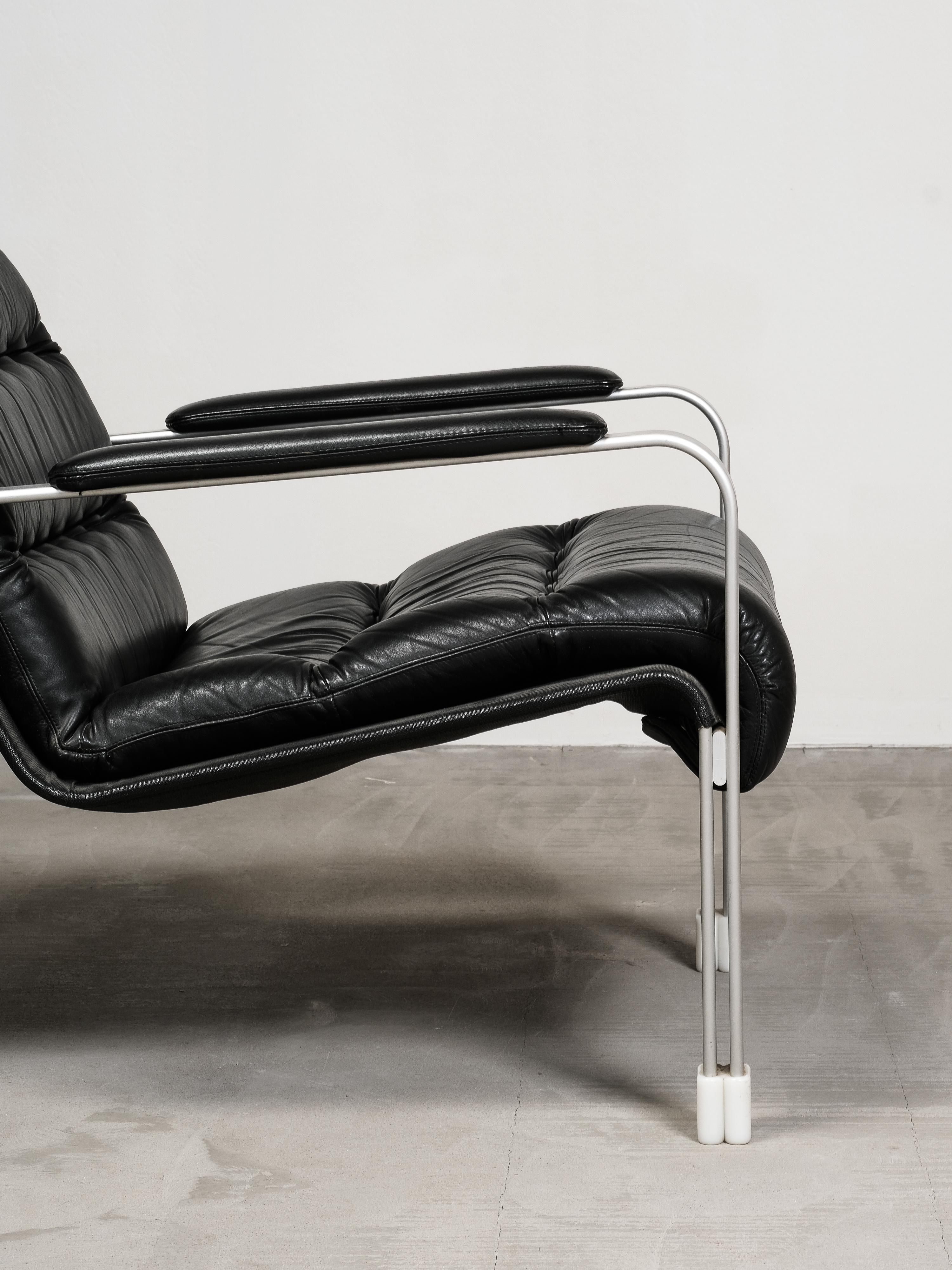 Paire de chaises longues en cuir et aluminium, Suède, années 1970 en vente 6