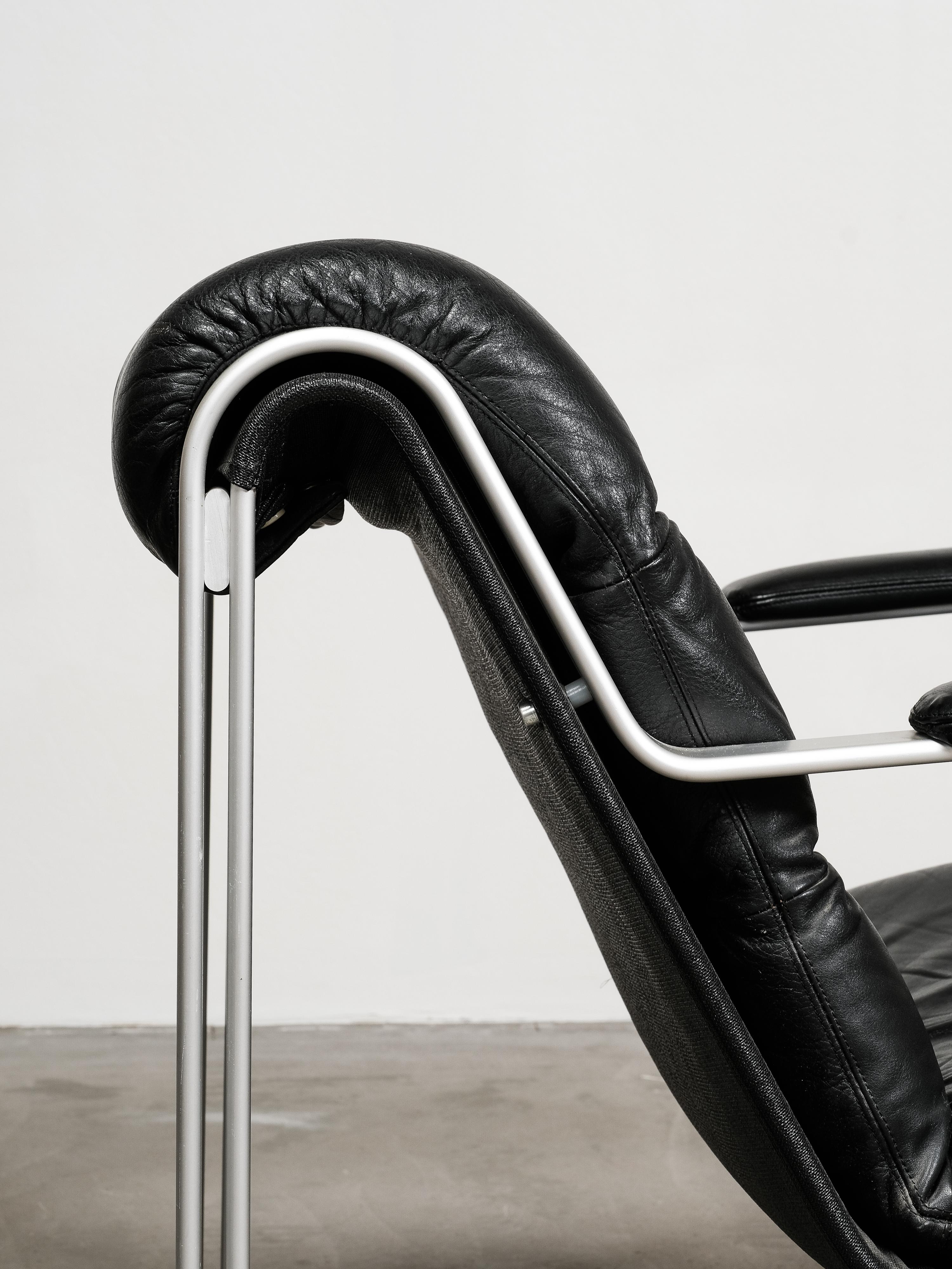 Paire de chaises longues en cuir et aluminium, Suède, années 1970 en vente 8