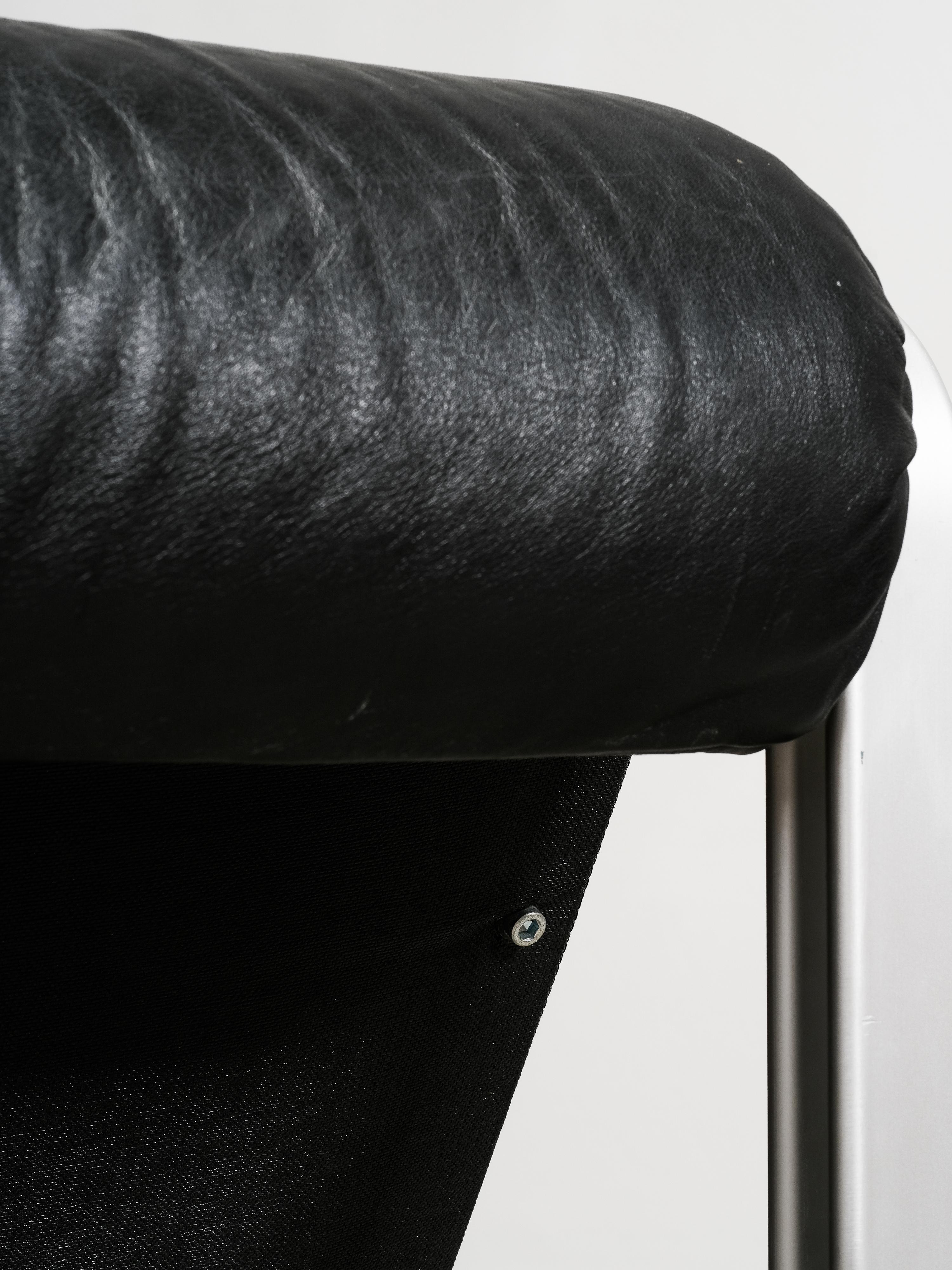 Paire de chaises longues en cuir et aluminium, Suède, années 1970 en vente 9