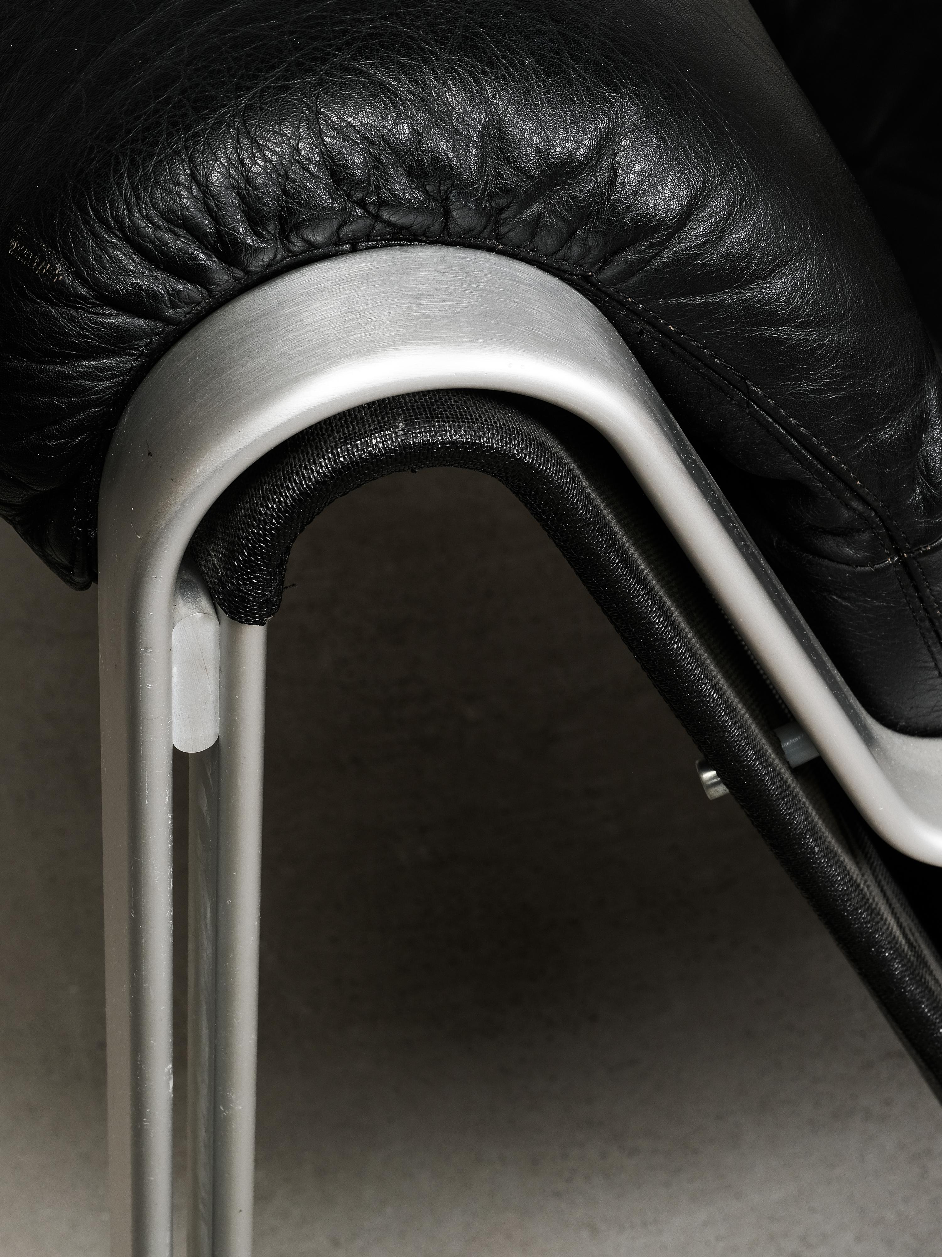 Paire de chaises longues en cuir et aluminium, Suède, années 1970 en vente 11