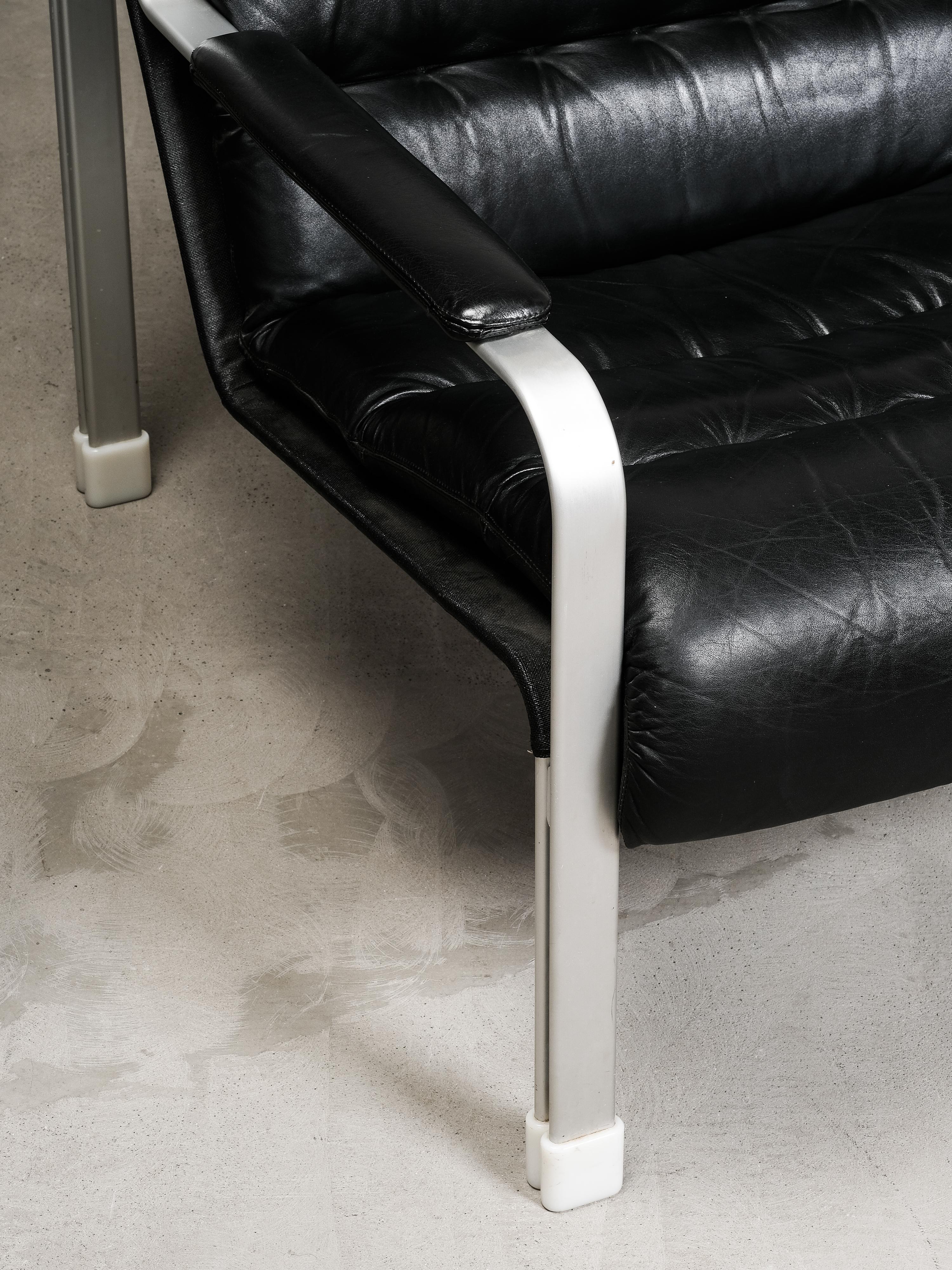 Mid-Century Modern Paire de chaises longues en cuir et aluminium, Suède, années 1970 en vente