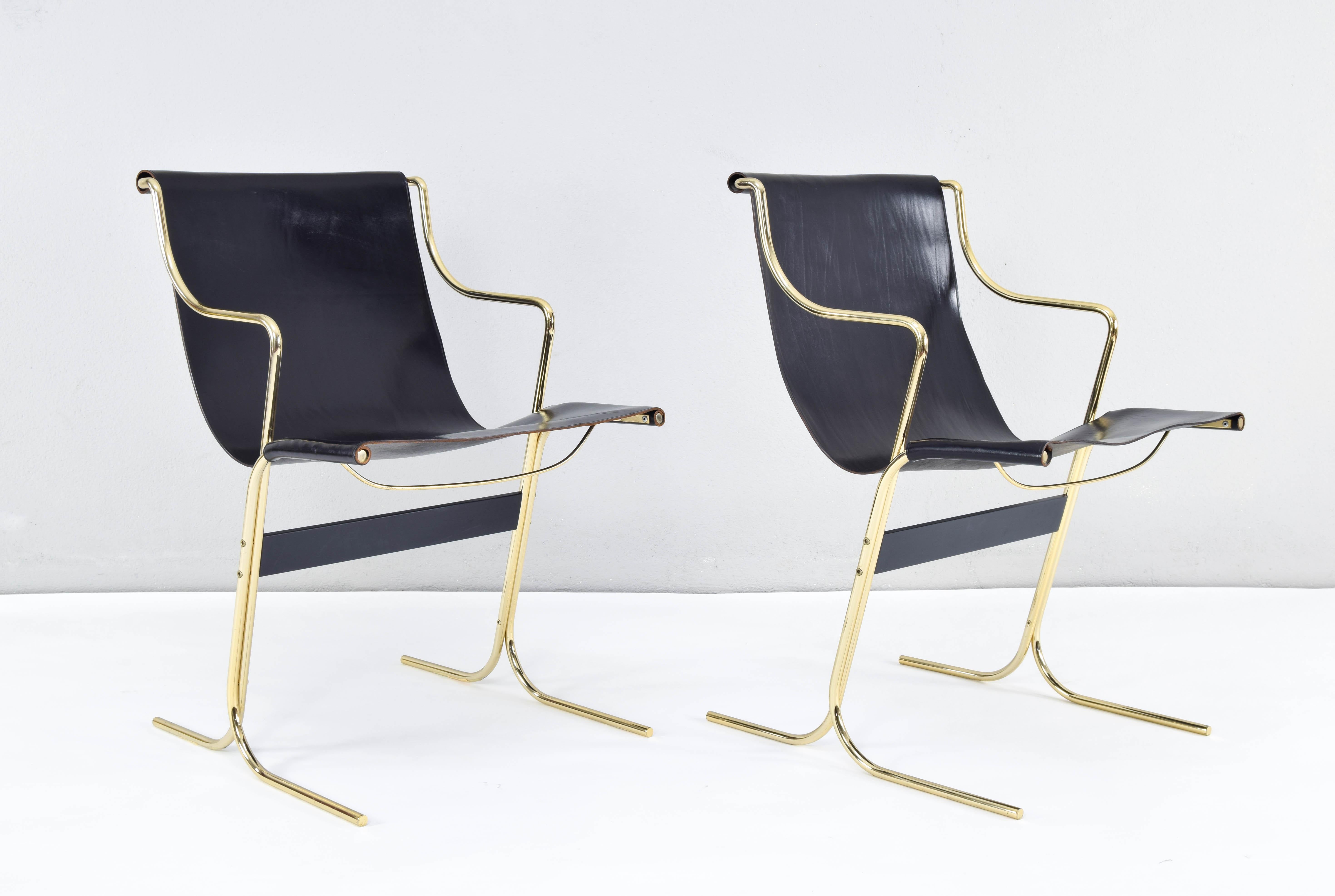 Pair of Italian armchairs Cigno model designed by Ross Littell and Douglas Kelley for ICF of Padova Italia. Outstanding Mid-Century Modern design.
Brass steel frame with anthracite black lacquered central band and one-piece black leather