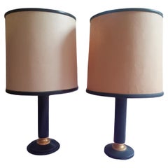Coppia di lampade da tavolo in pelle e ottone nello stile di Jacques Adnet