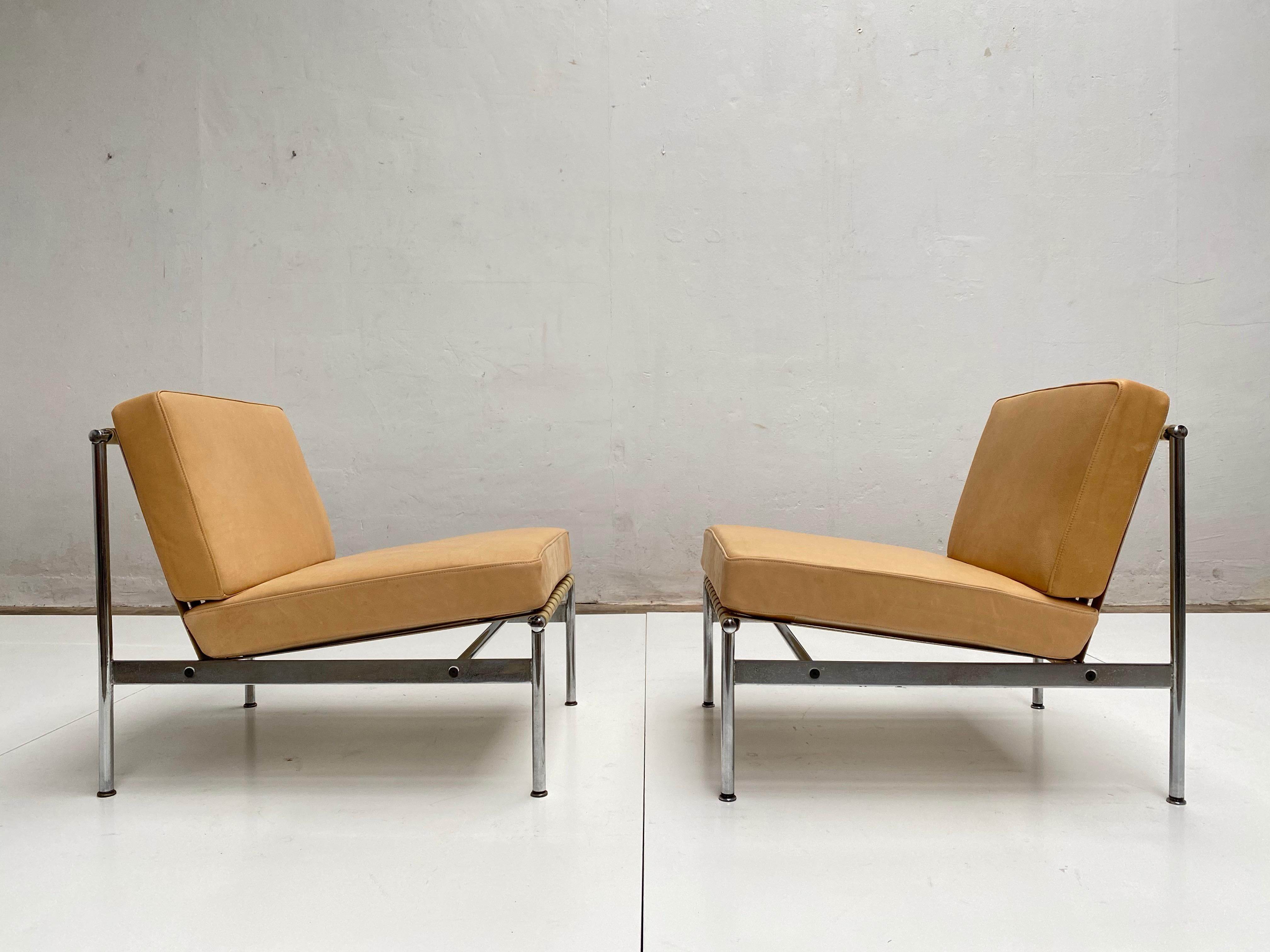 Nice pair of leather and chrome lounge chairs in the style of Florence Knoll, circa 1958-1962.

We bought these elegant chairs in France and they have a nice construction quality to them. 

The leather seat and back cushions are supported on