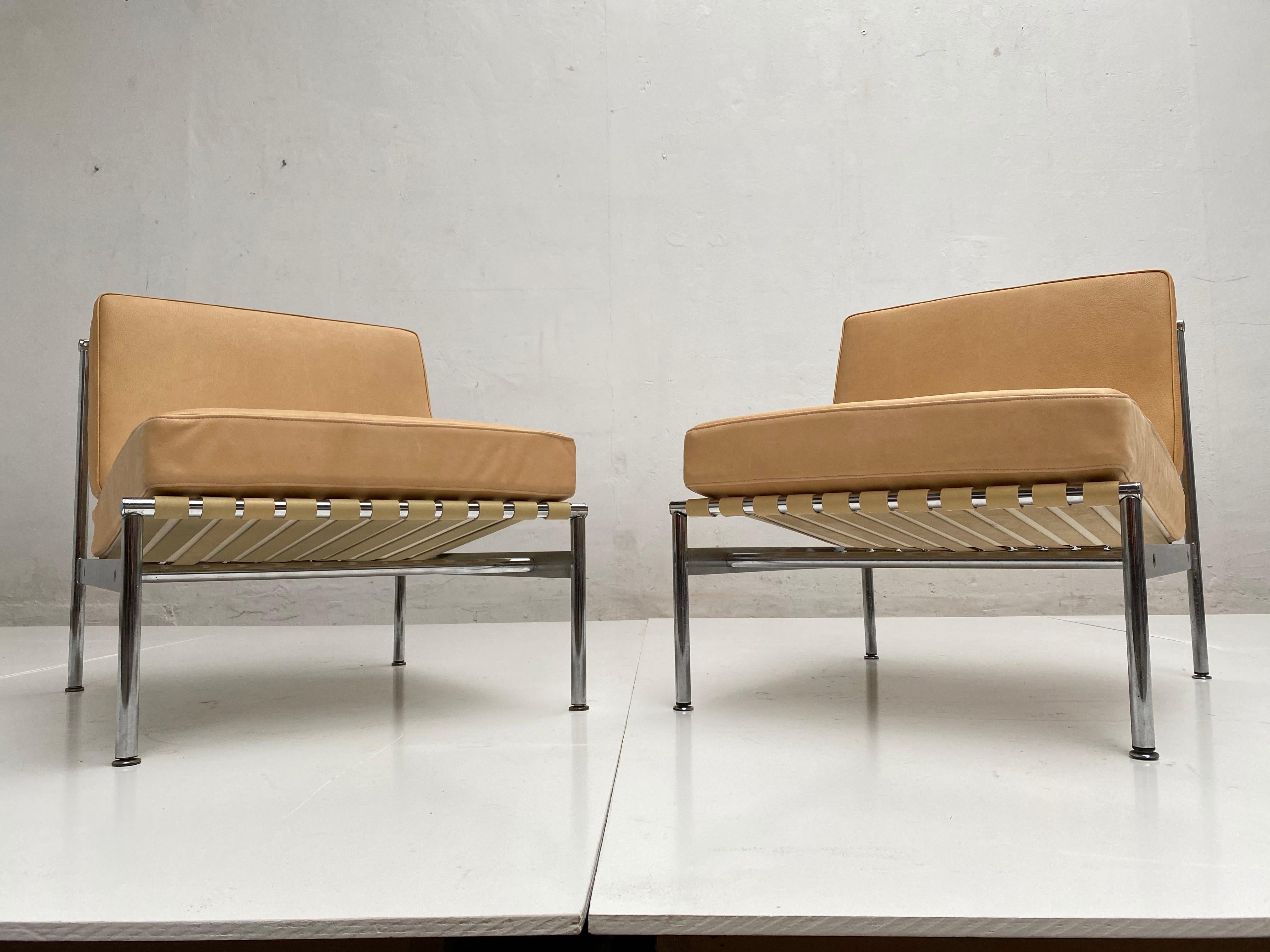 French Leather and Chrome Lounge Chairs in the Style of Florence Knoll, 1960s, Pair For Sale