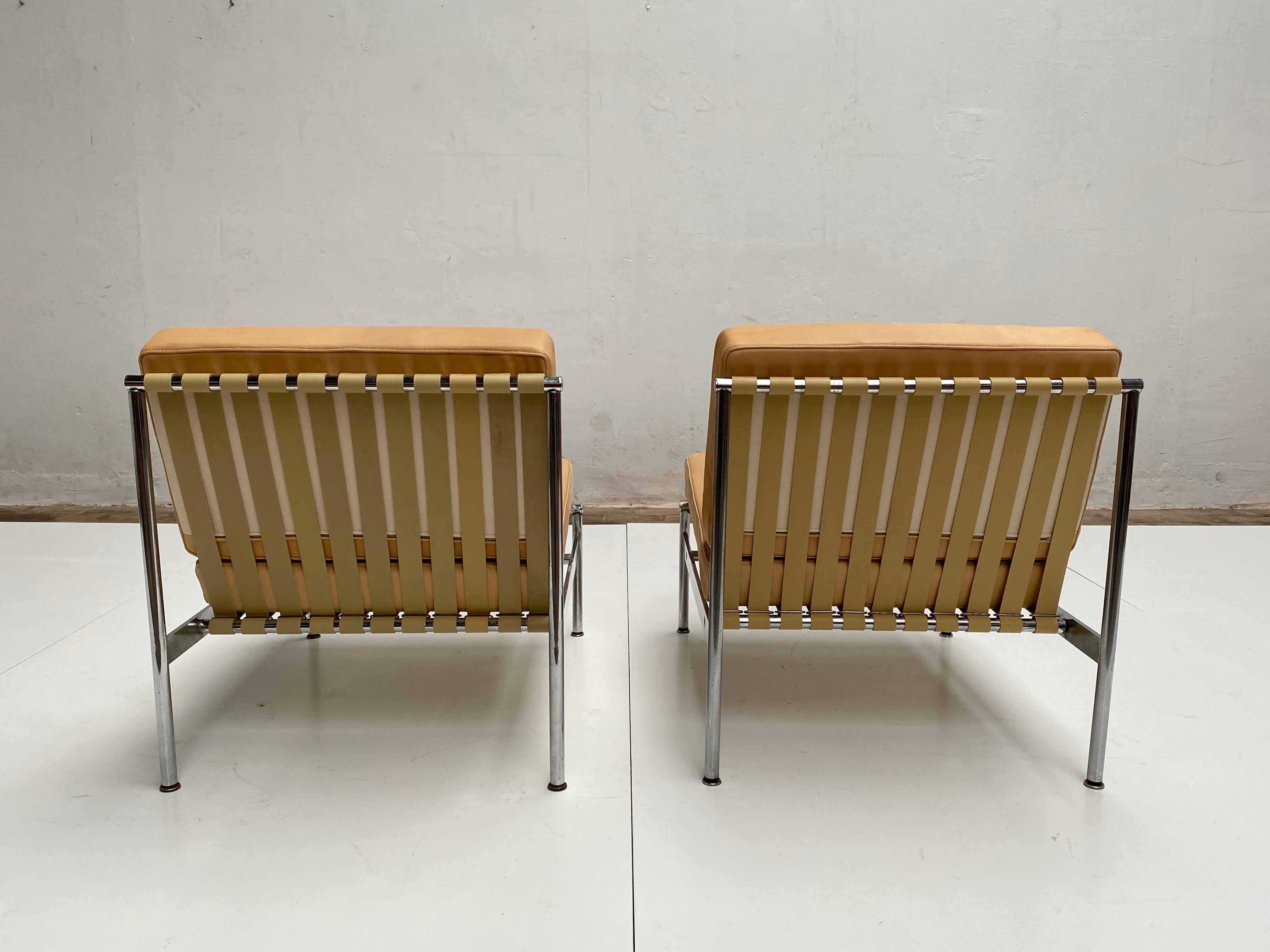 Milieu du XXe siècle Paire de chaises longues en cuir et chrome dans le style de Florence Knoll, années 1960 en vente