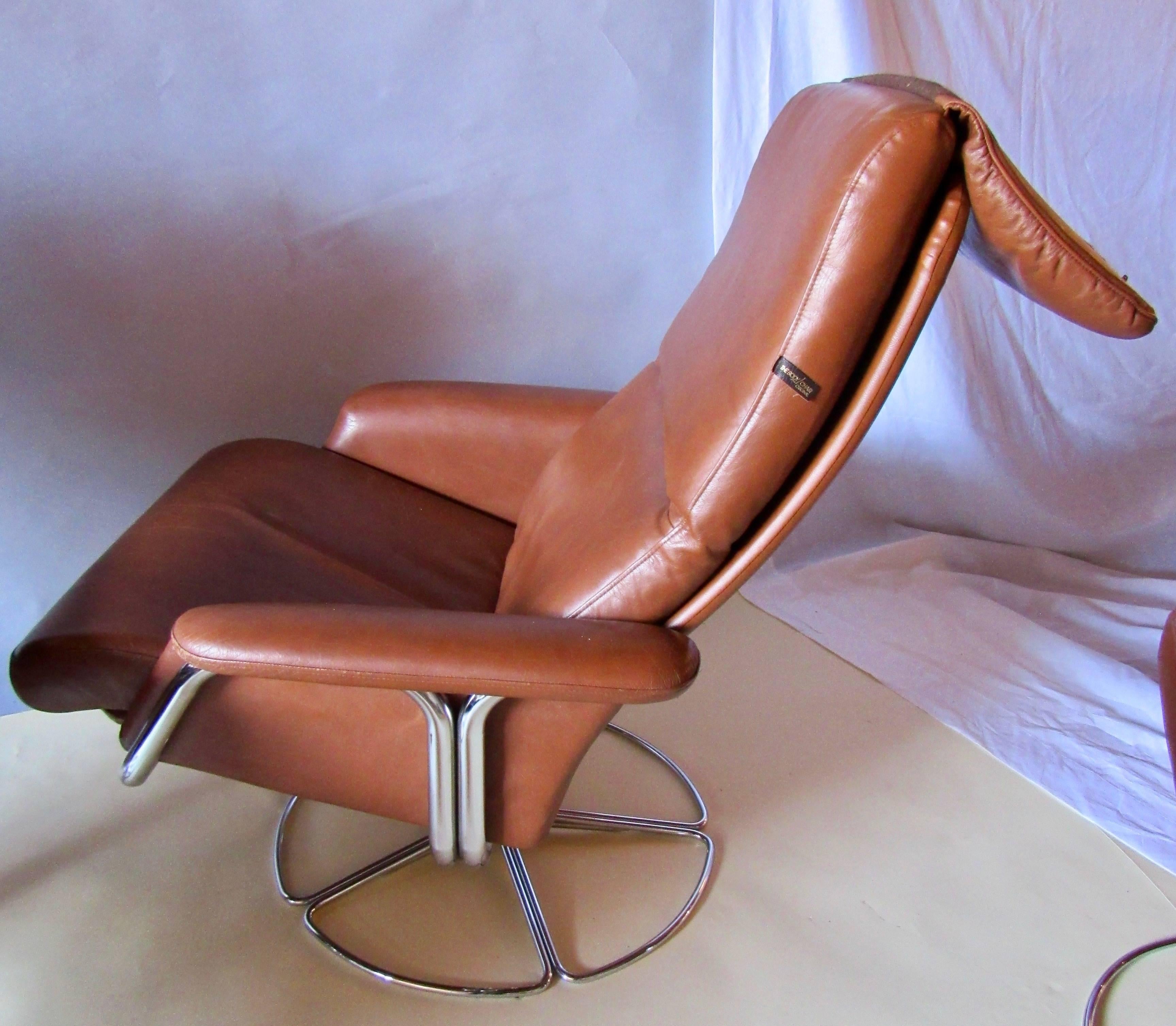 Bruno Mathsson Pair of DUX  Chrome Swivel Lounge Chairs and Ottomans 1970s In Good Condition In Camden, ME