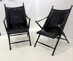 Paire de chaises pliantes en cuir et bois de poire ébénisé de la Maison Jansen
