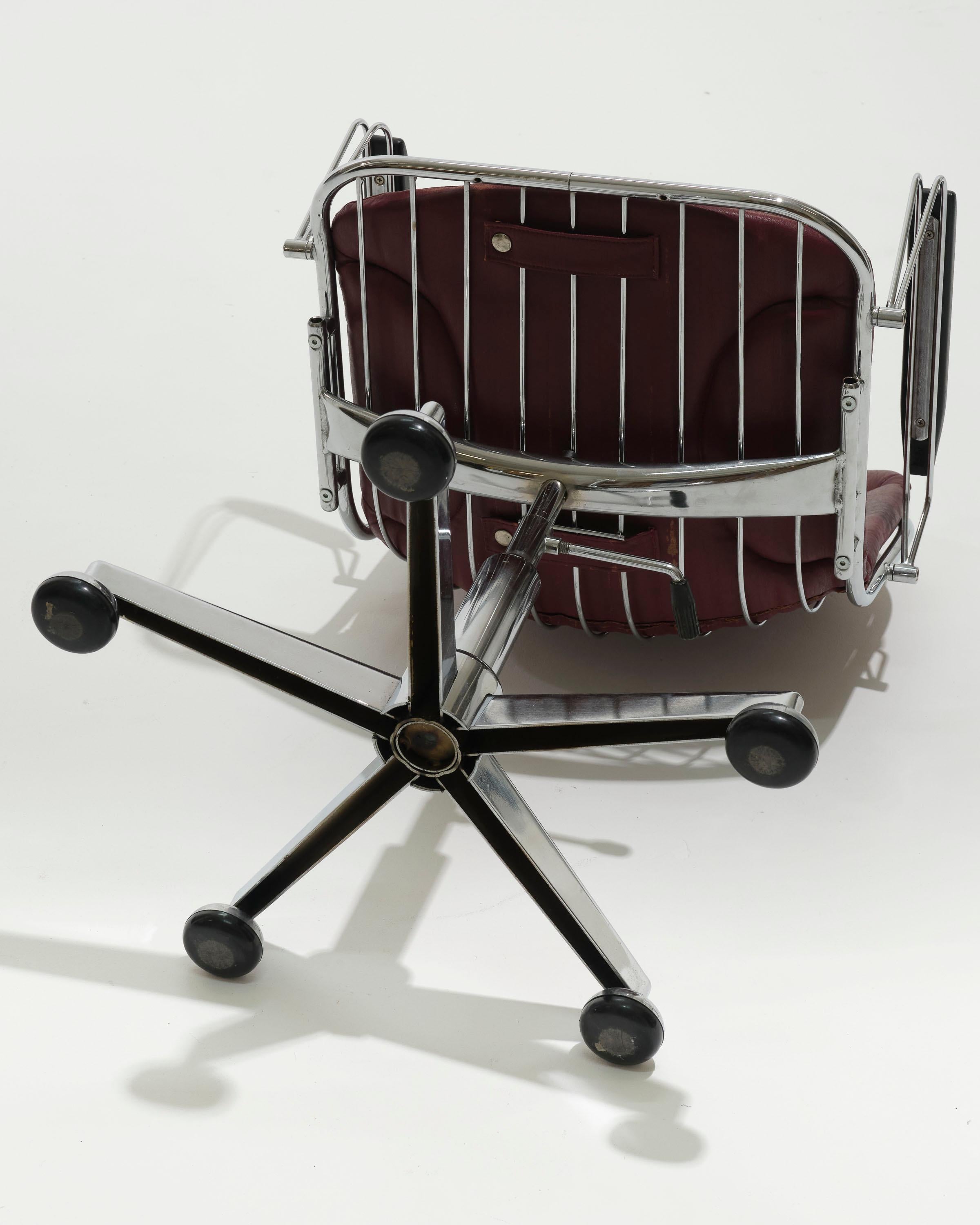 Pareja de sillones de cuero y metal con ruedas, años 70 en venta 11