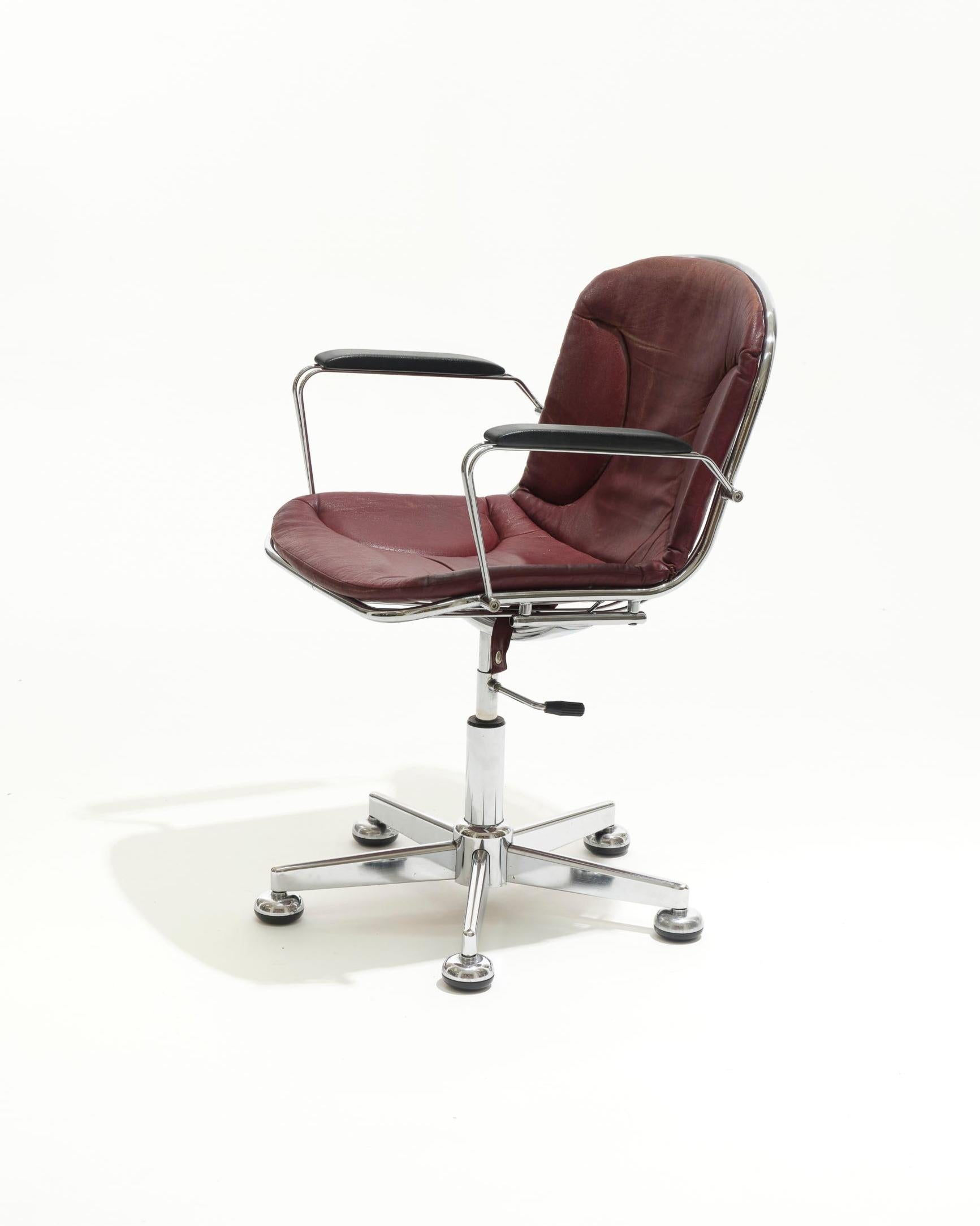 Pareja de sillas de oficina de cuero burdeos de estilo Gastone Rinaldi, de la década de 1970. Armazón de metal cromado montado sobre ruedas. Un diseño funcional y elegante, típico de la época.
El cuero presenta signos visibles de desgaste, acordes