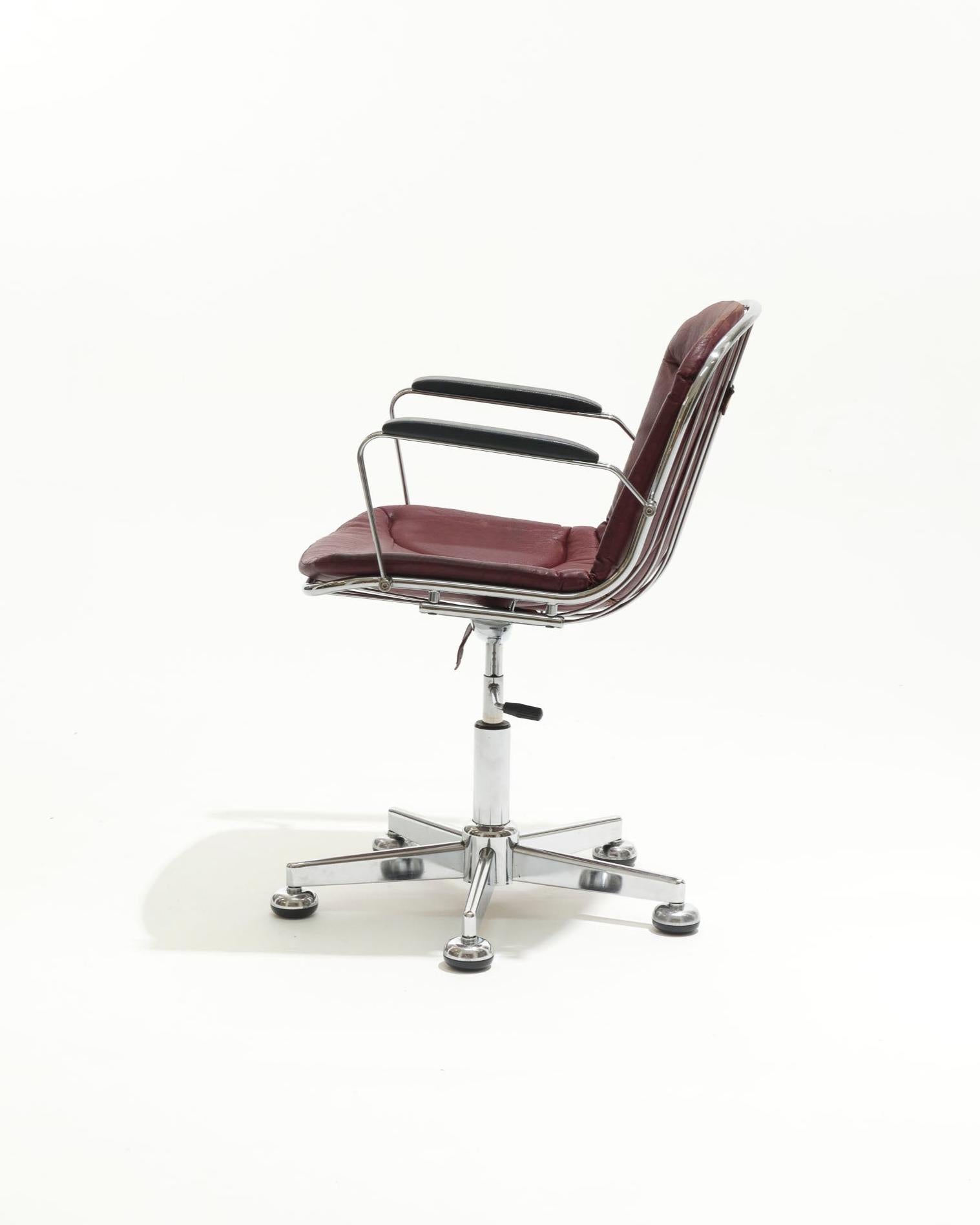 Pareja de sillones de cuero y metal con ruedas, años 70 en Bueno estado para la venta en PARIS, FR