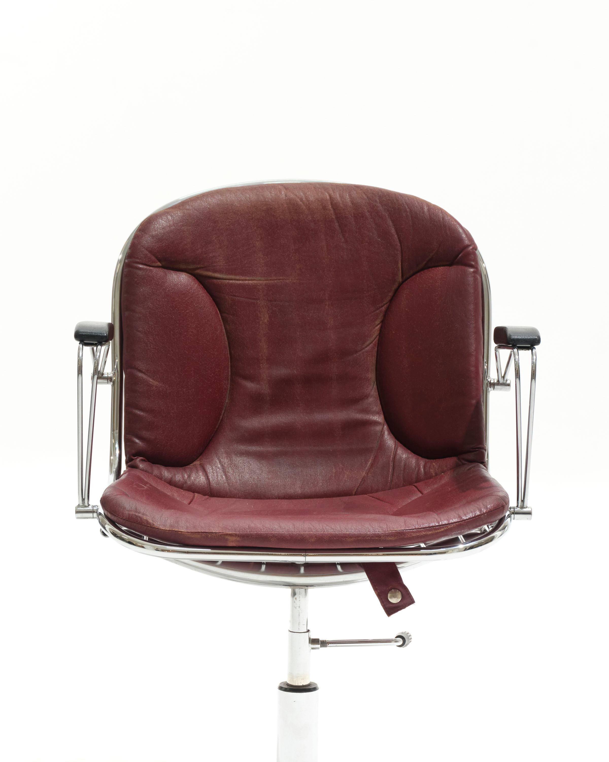 Pareja de sillones de cuero y metal con ruedas, años 70 en venta 4