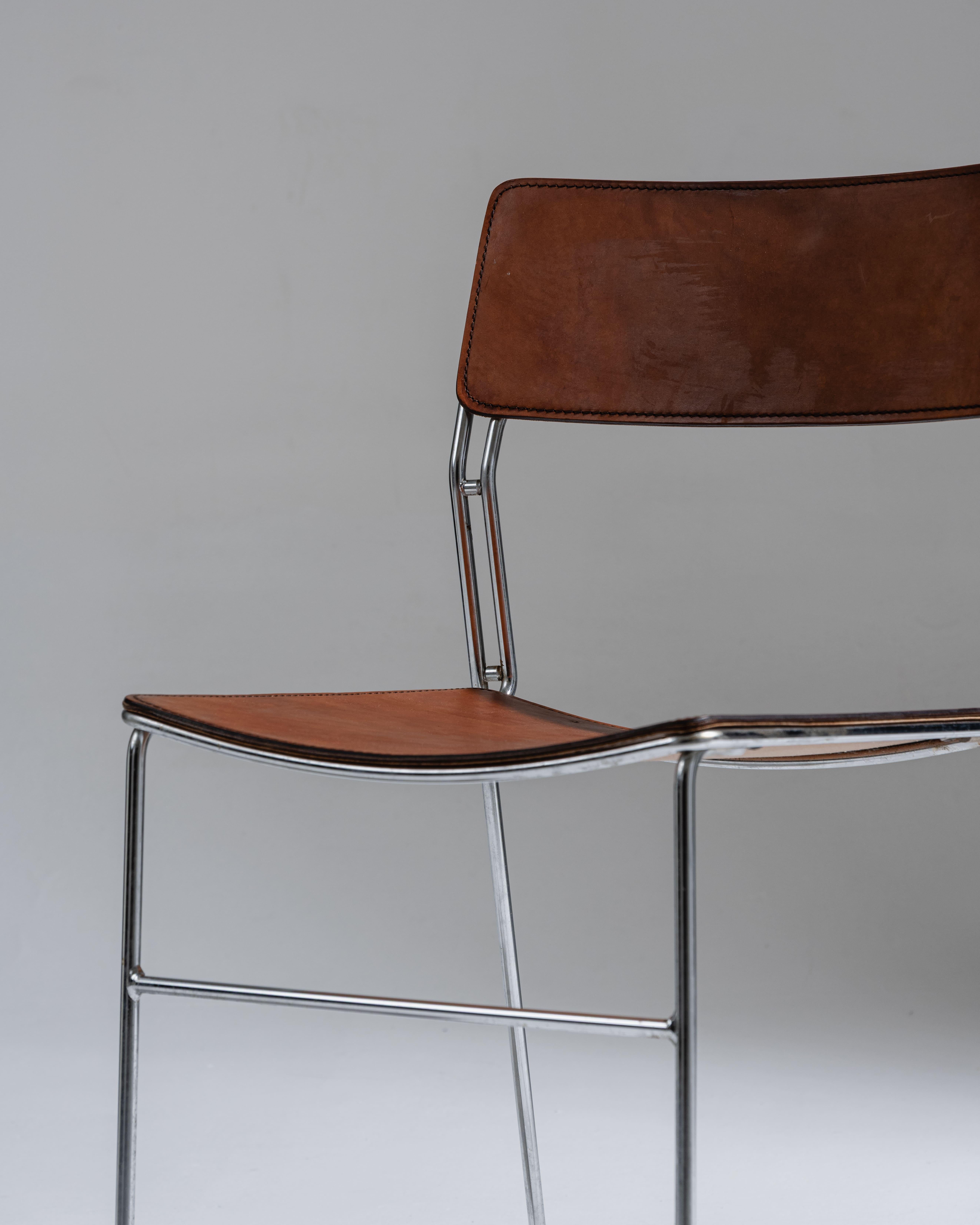 Coppia di sedie con struttura tubolare in metallo cromato, seduta e schienale rivestiti in pelle cognac. Un design semplice e funzionale, emblematico dell'estetica modernista degli anni Settanta. In buone condizioni, con lievi segni di usura sulla