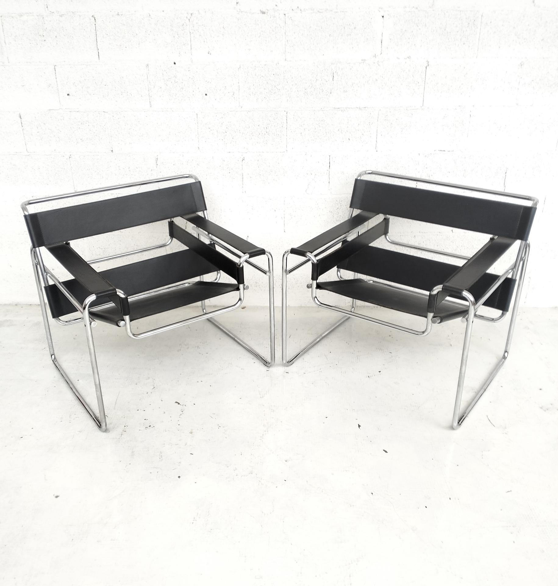 Pair of leather and metal Wassily armchairs by M. Breuer for Gavina  60's, 70's In Good Condition In Padova, IT