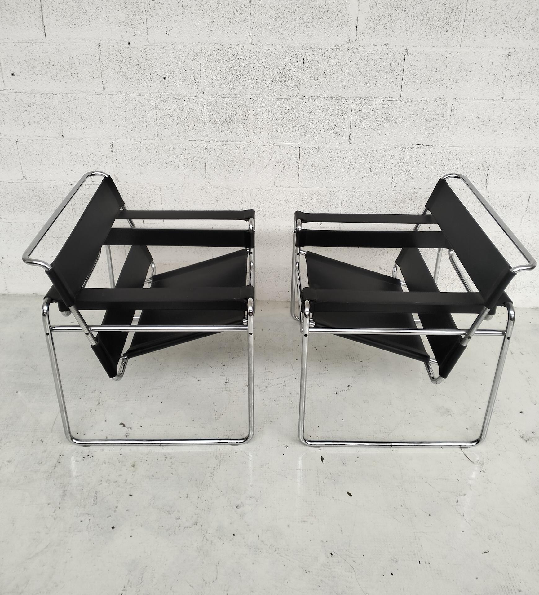 Leather Pair of leather and metal Wassily armchairs by M. Breuer for Gavina  60's, 70's