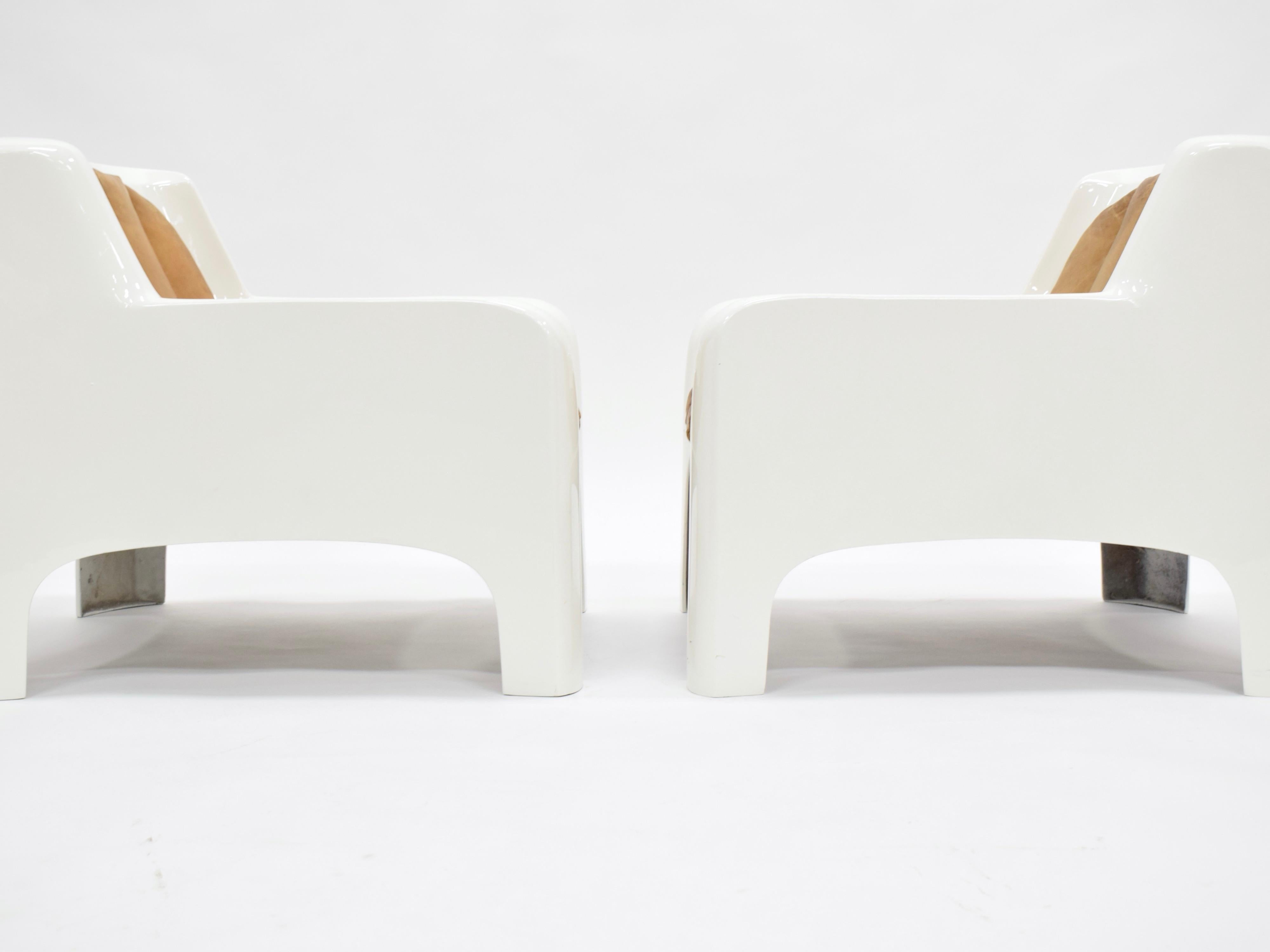 Modern molded plastic chairs from the 1970s with original leather. 