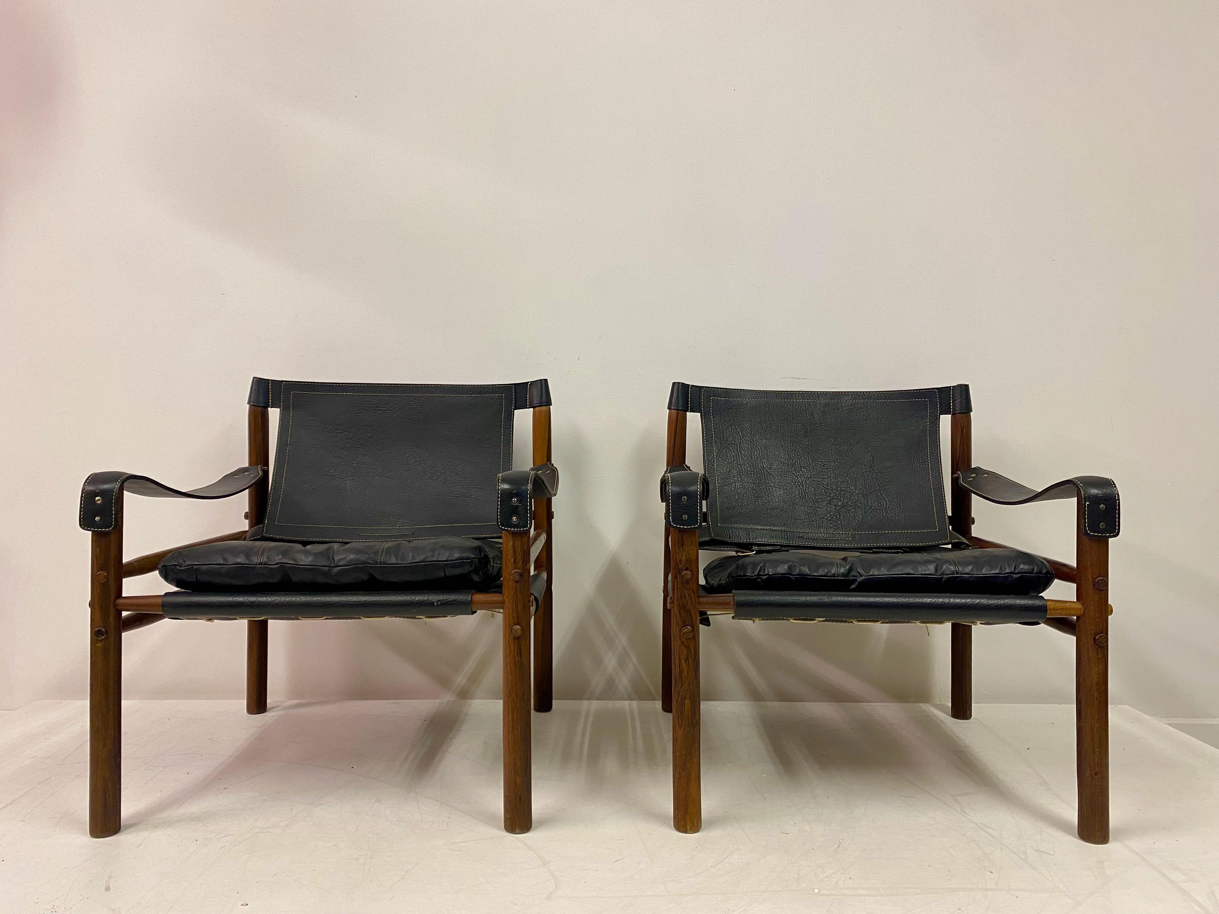 Pair of safari chairs

By Arne Norell 

Sirocco model

Made in Colombia for Scanform

Rosewood frame

Black leather

Two pairs available.