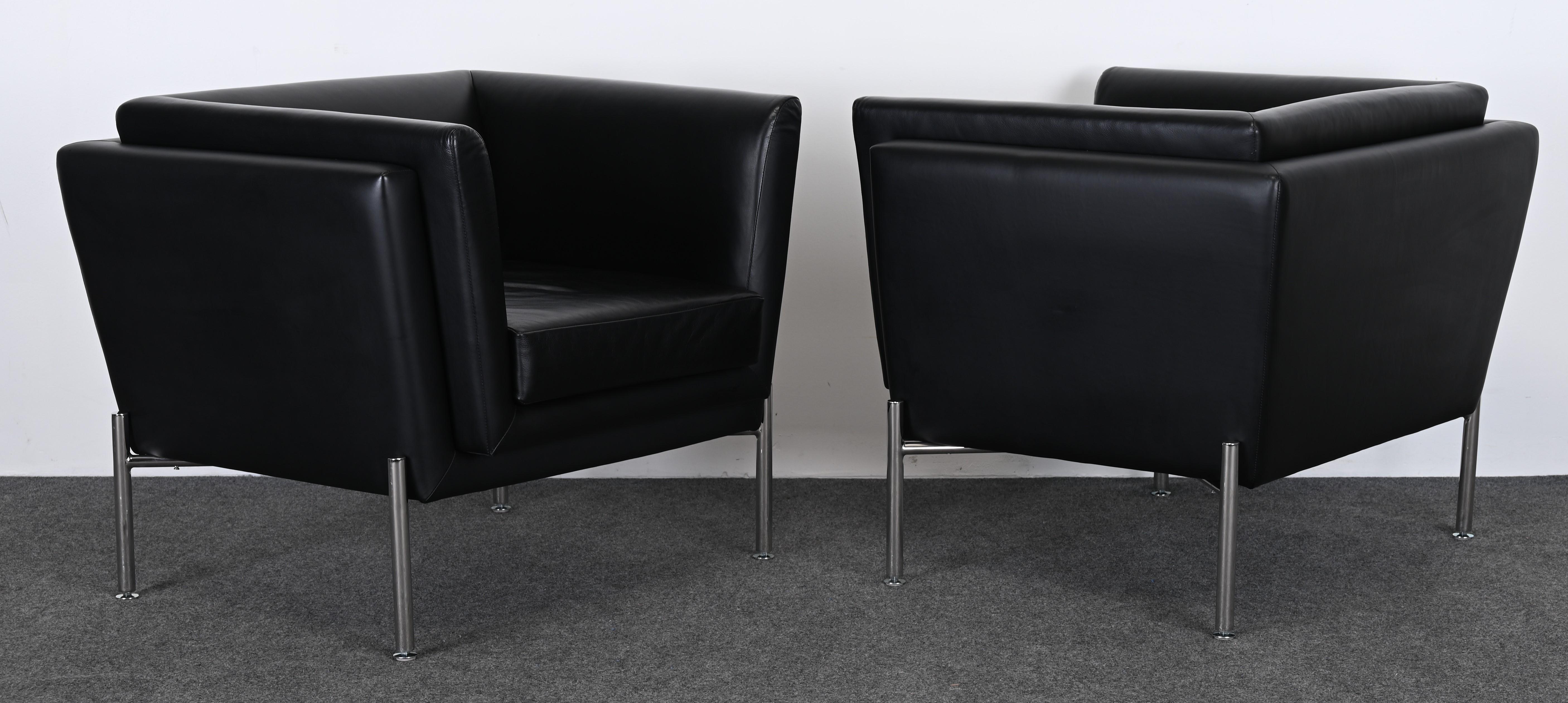 Post-Modern Pair of Leather and Stainless Steel Lounge Chairs by Brueton, 20th Century For Sale