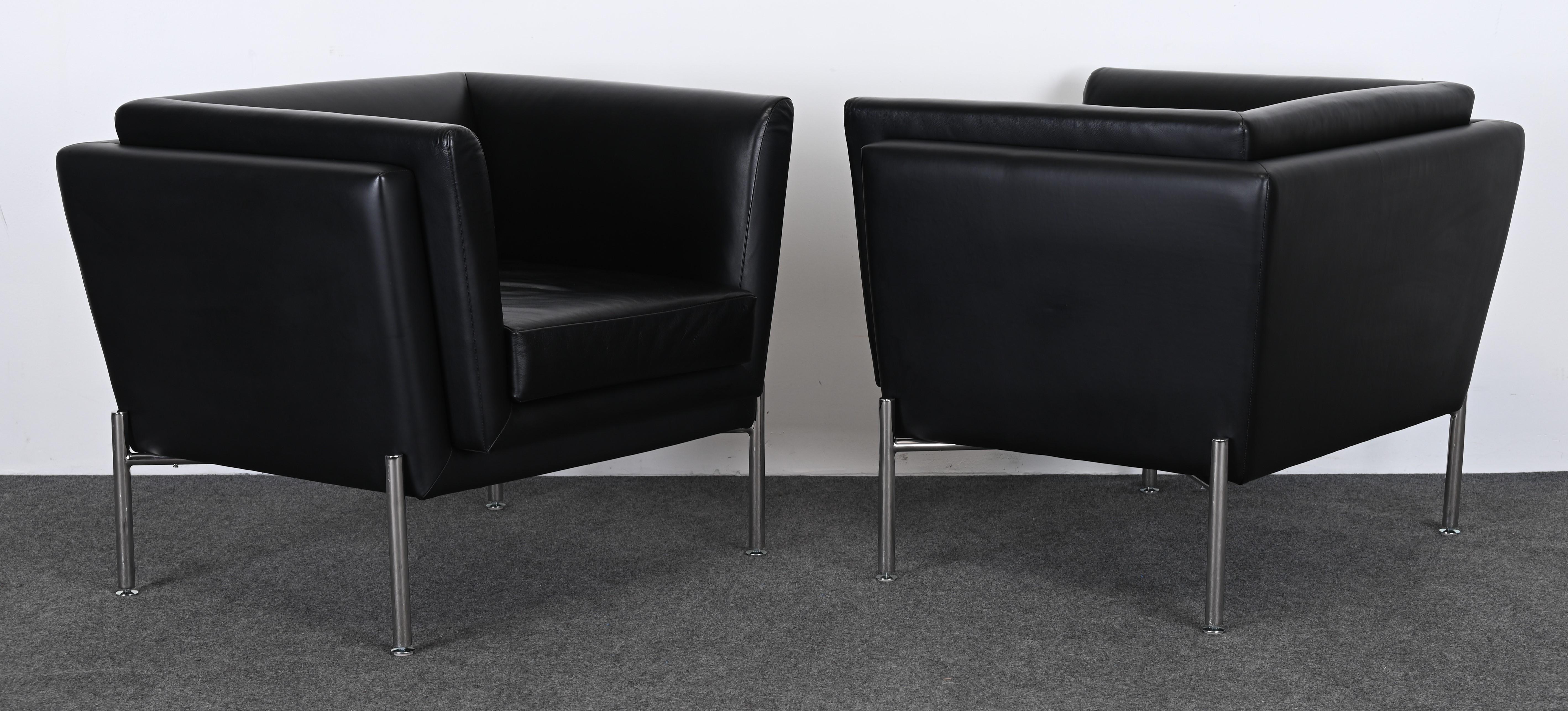 American Pair of Leather and Stainless Steel Lounge Chairs by Brueton, 20th Century For Sale